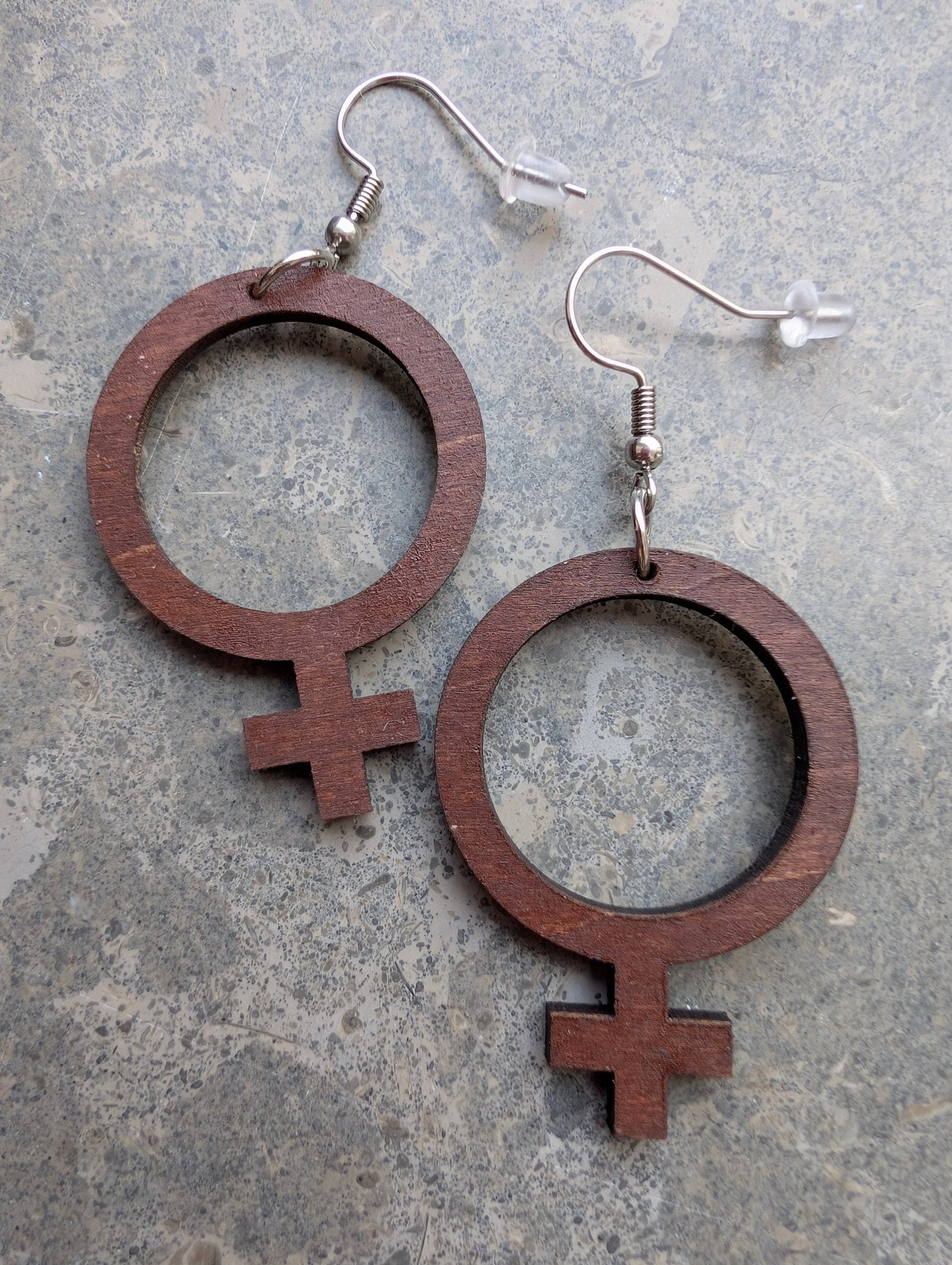 Örhängen Feminist Trä | Rino Örhängen i Mini 2.5 från Rino Design Sthlm