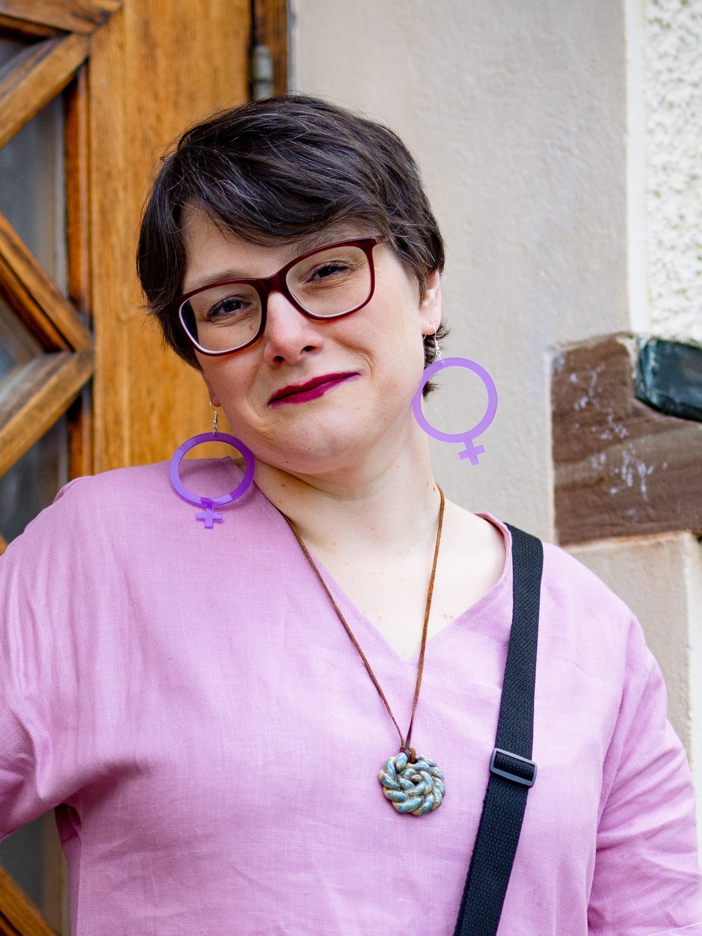 Örhängen Feminist violett i 3 storlekar | Rino Örhängen i Liten 4 cm från Rino Design Sthlm