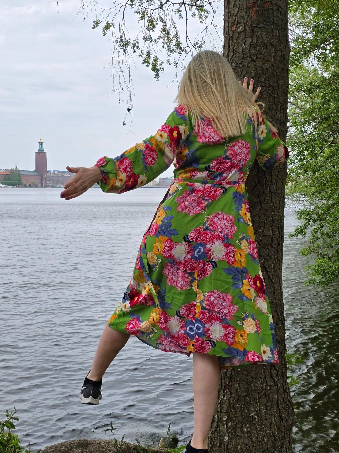 Omlottklänning Grön blommig sval viskos - Rino Design Sthlm