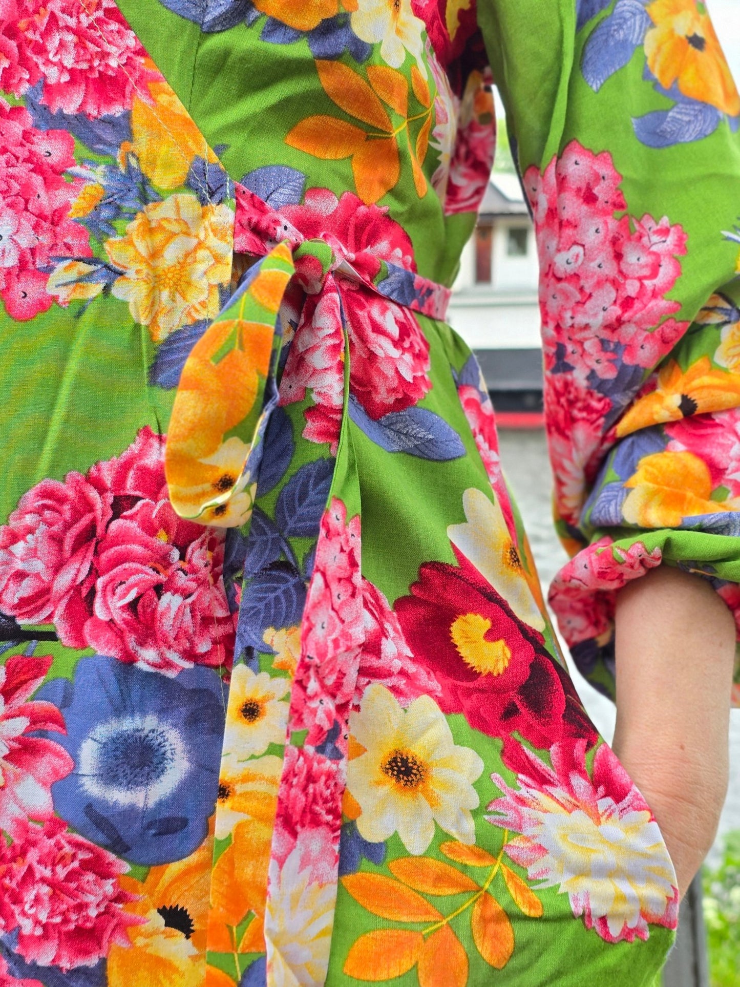 Omlottklänning Grön blommig sval viskos - Rino Design Sthlm