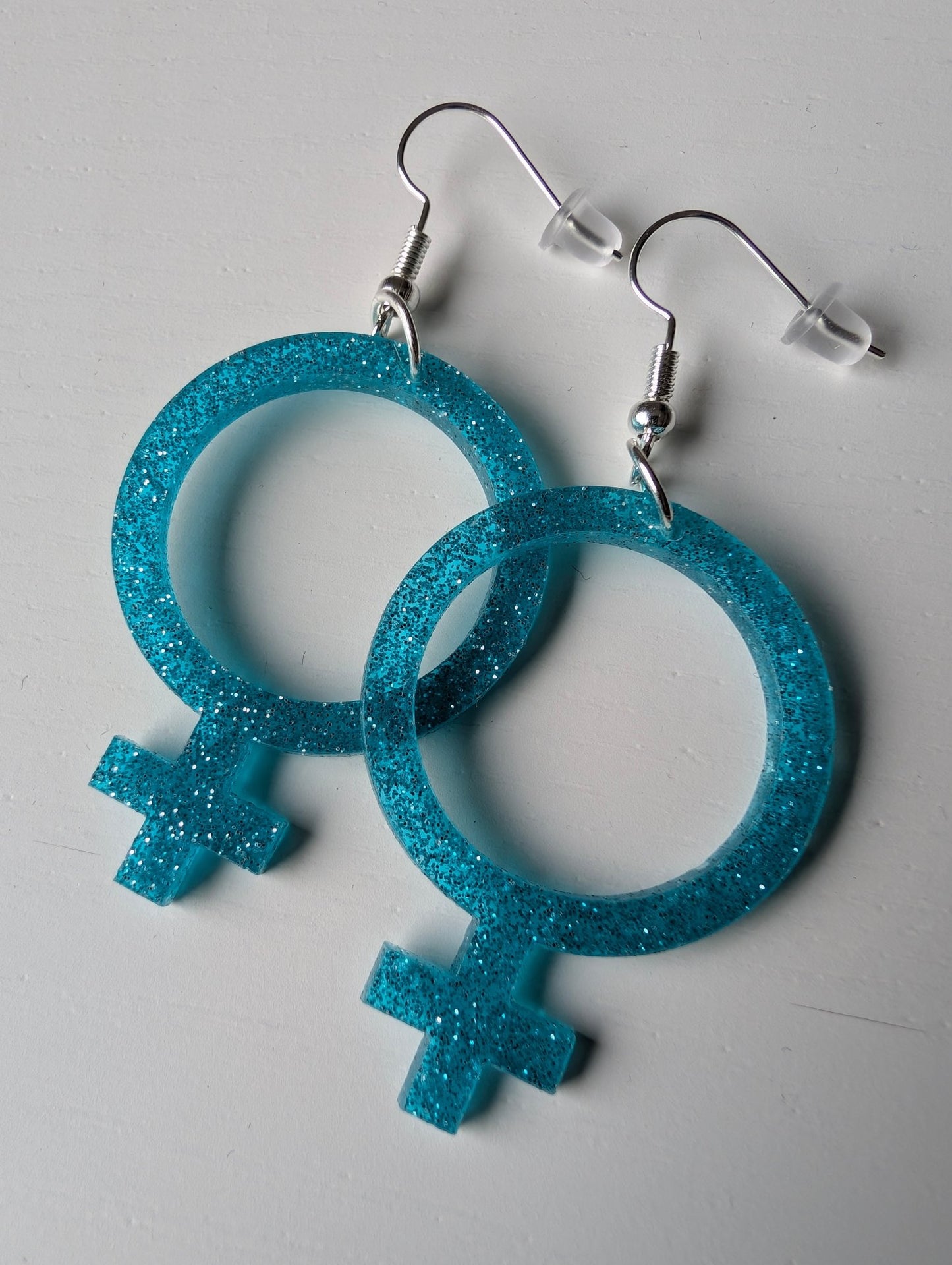Örhängen feminist blå glitter - 3 storlekar - Rino Design Sthlm