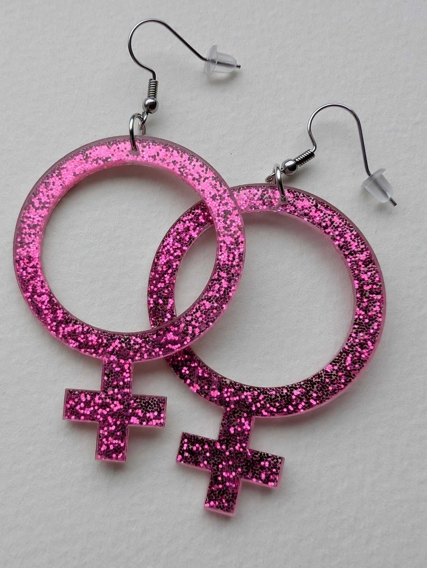 Örhängen feminist cerise glitter - Rino Design Sthlm