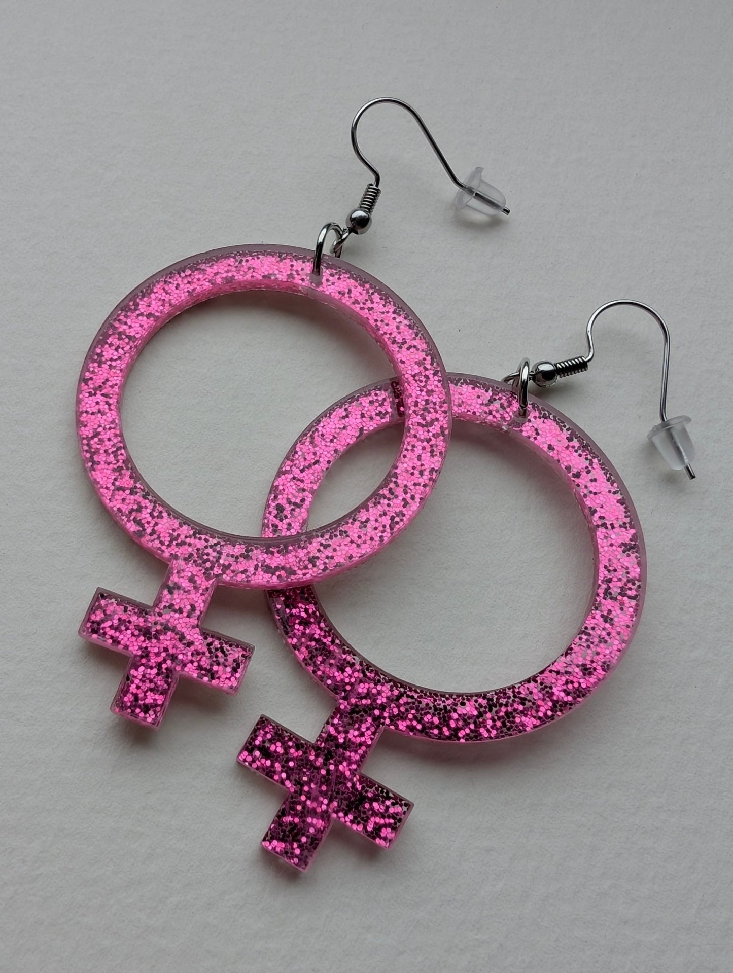 Örhängen feminist cerise glitter - Rino Design Sthlm