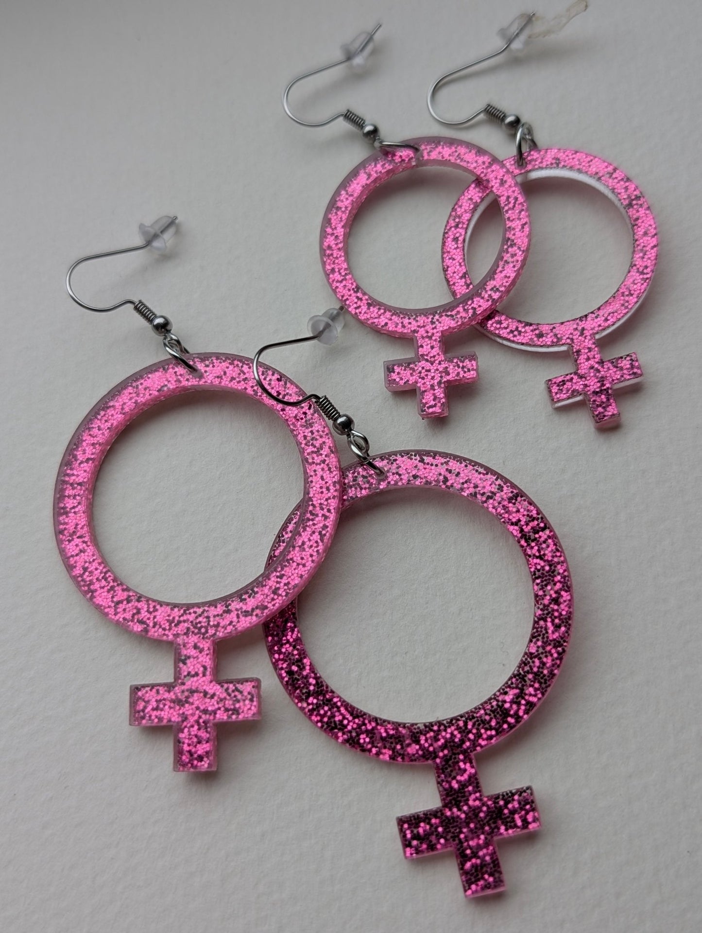 Örhängen feminist cerise glitter - Rino Design Sthlm