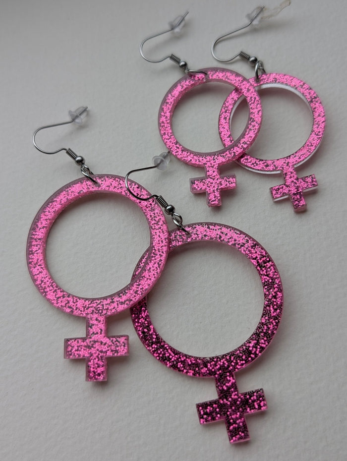 Örhängen Feminist cerise glitter | Rino Örhängen i Mindre 4 cm från Rino Design Sthlm