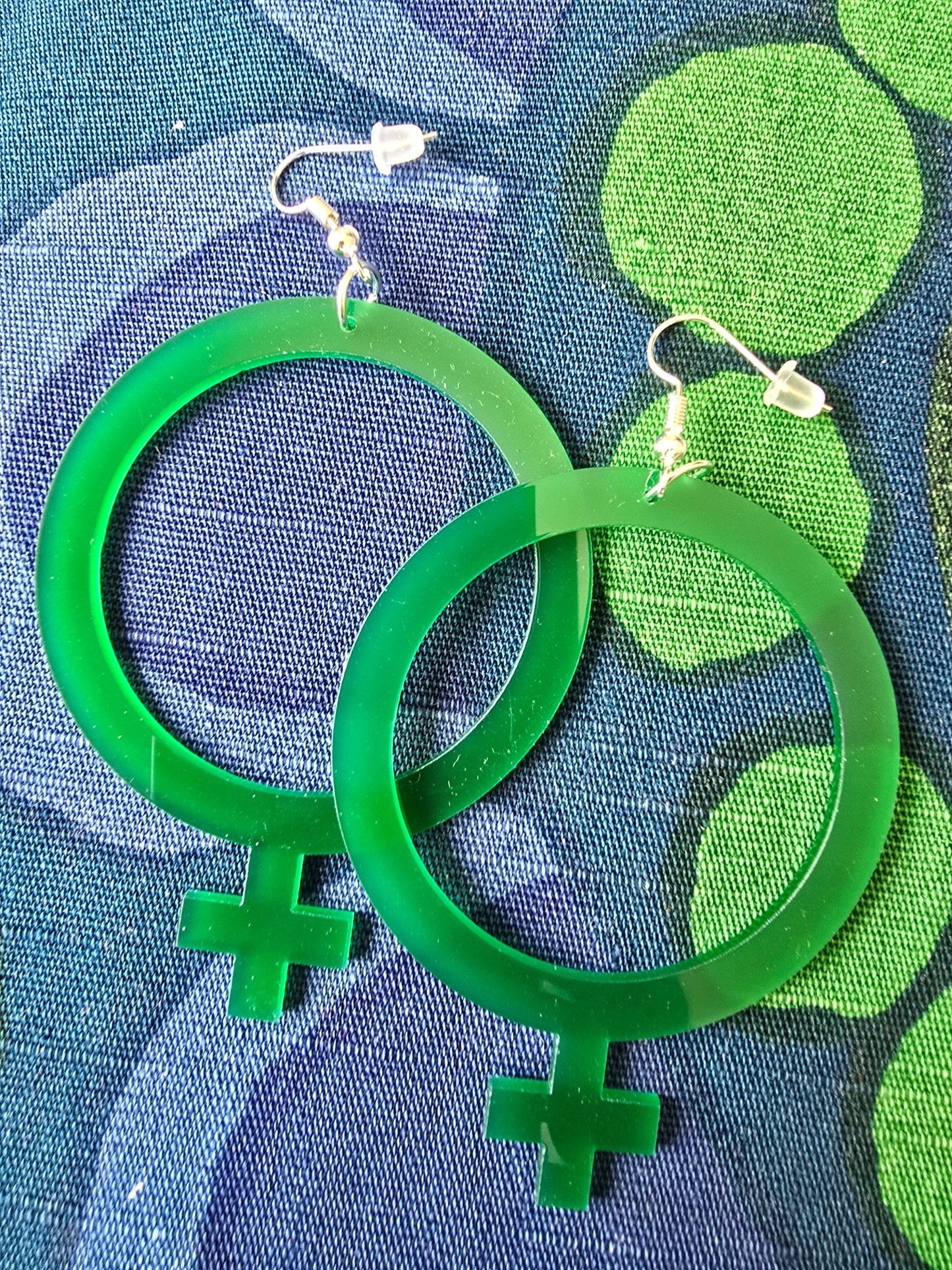Örhängen feminist Grön - Rino Design Sthlm