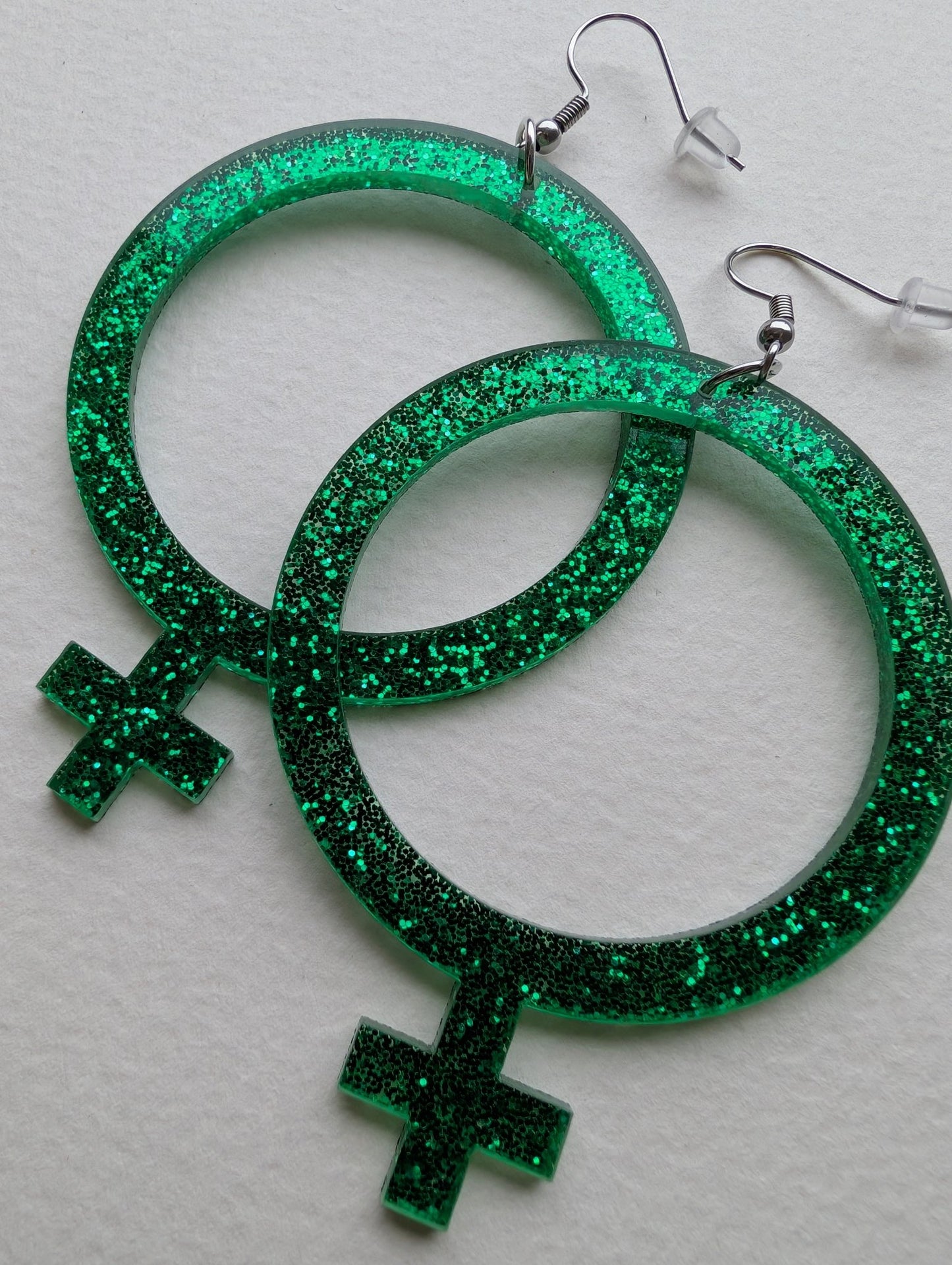 Örhängen feminist gröna glitter - Rino Design Sthlm