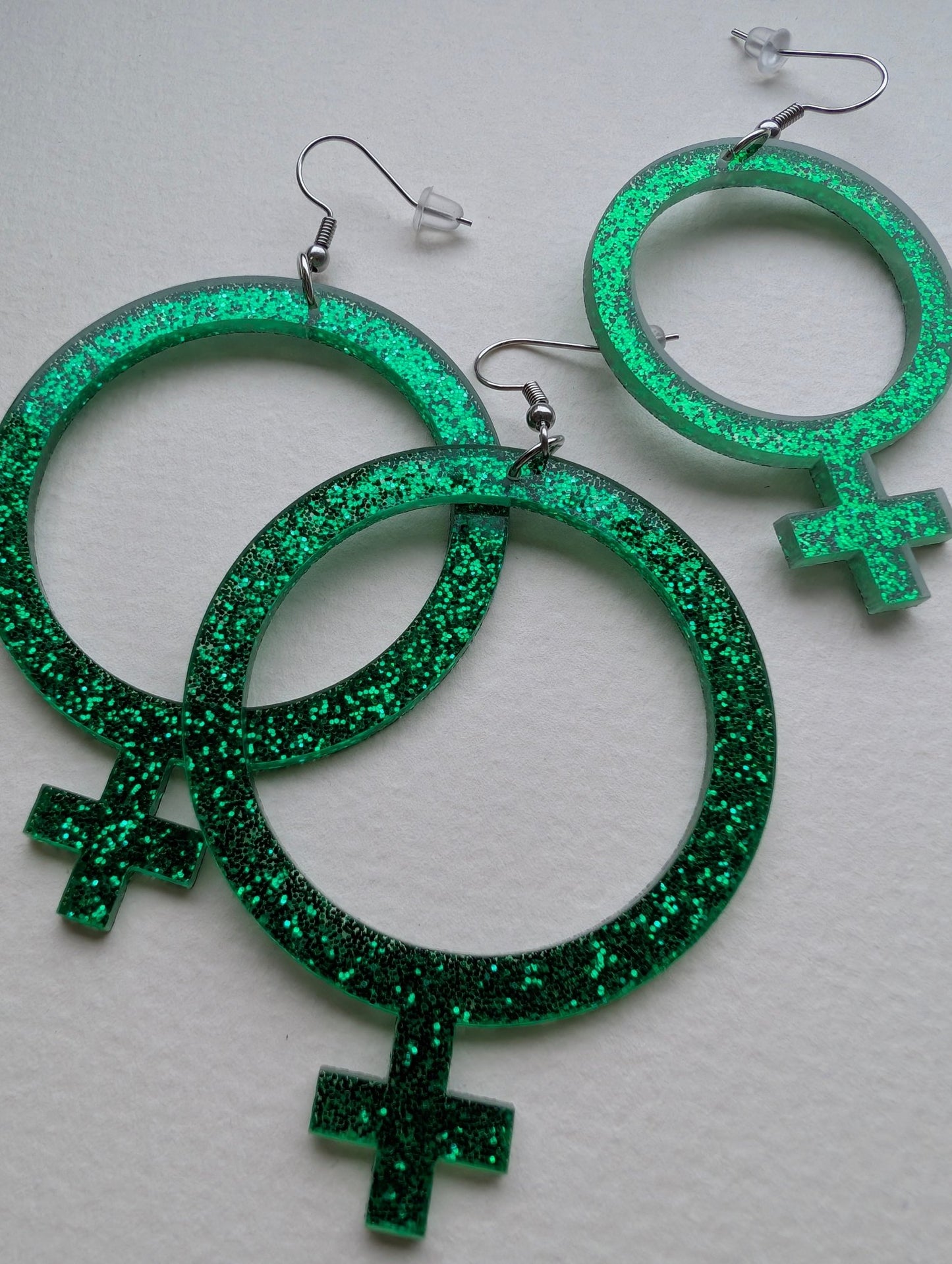 Örhängen feminist gröna glitter - Rino Design Sthlm