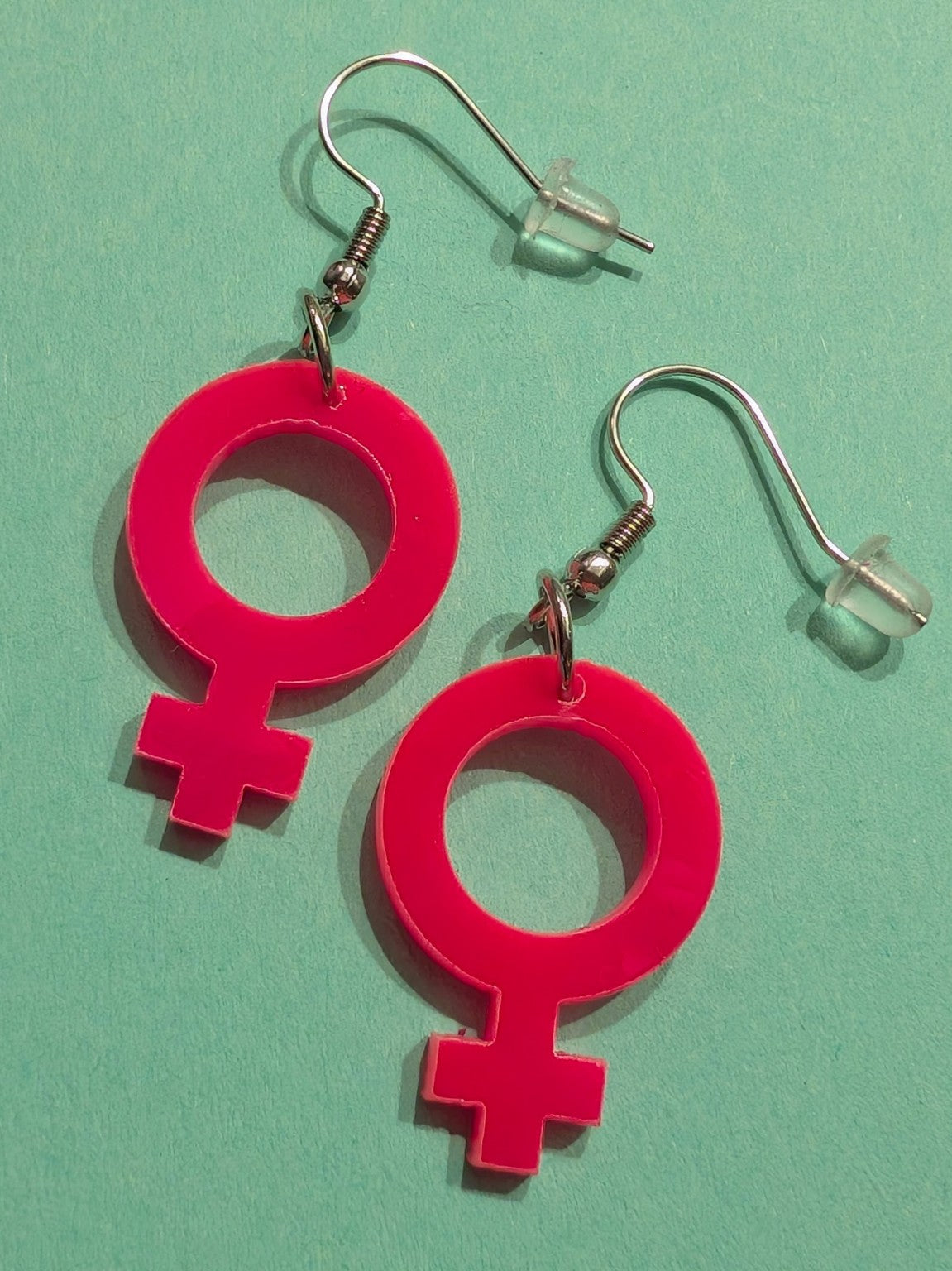 Hot Pink feministörhängen med kvinnosymbol, 2,5 cm, silverfärgade öronkrokar