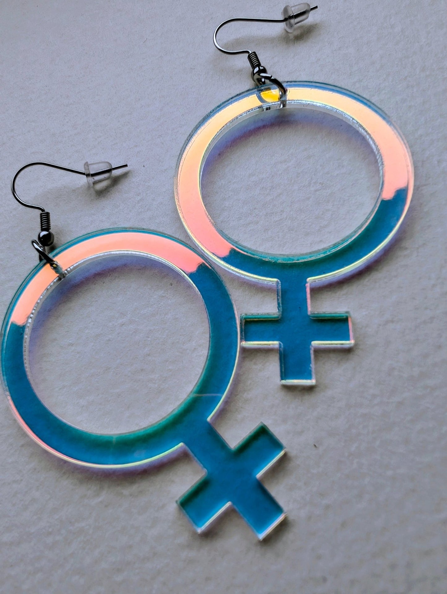 Örhängen feminist Iriserande - Rino Design Sthlm