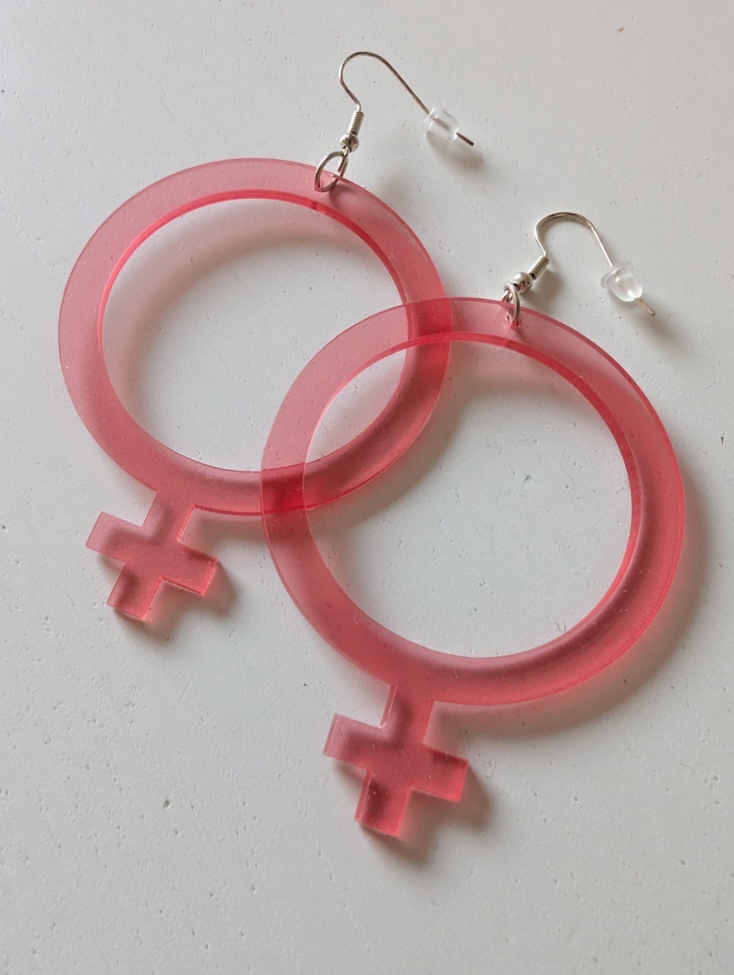 Örhängen feminist Ljusrosa - Rino Design AB