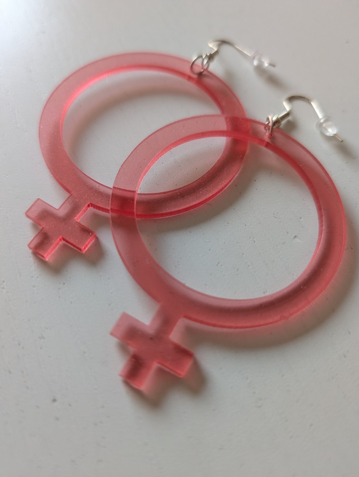 Örhängen feminist Ljusrosa - Rino Design AB