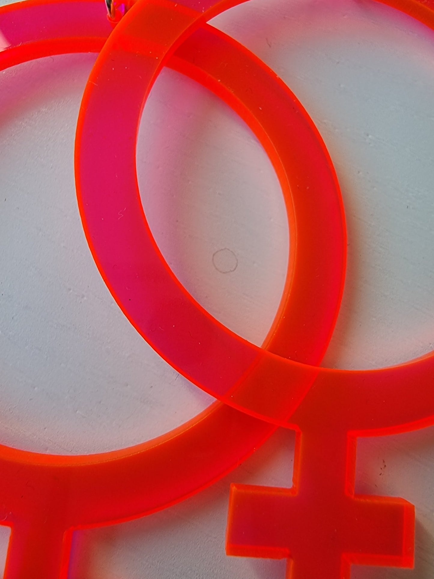 Örhängen feminist Rosa Neon - Rino Design Sthlm