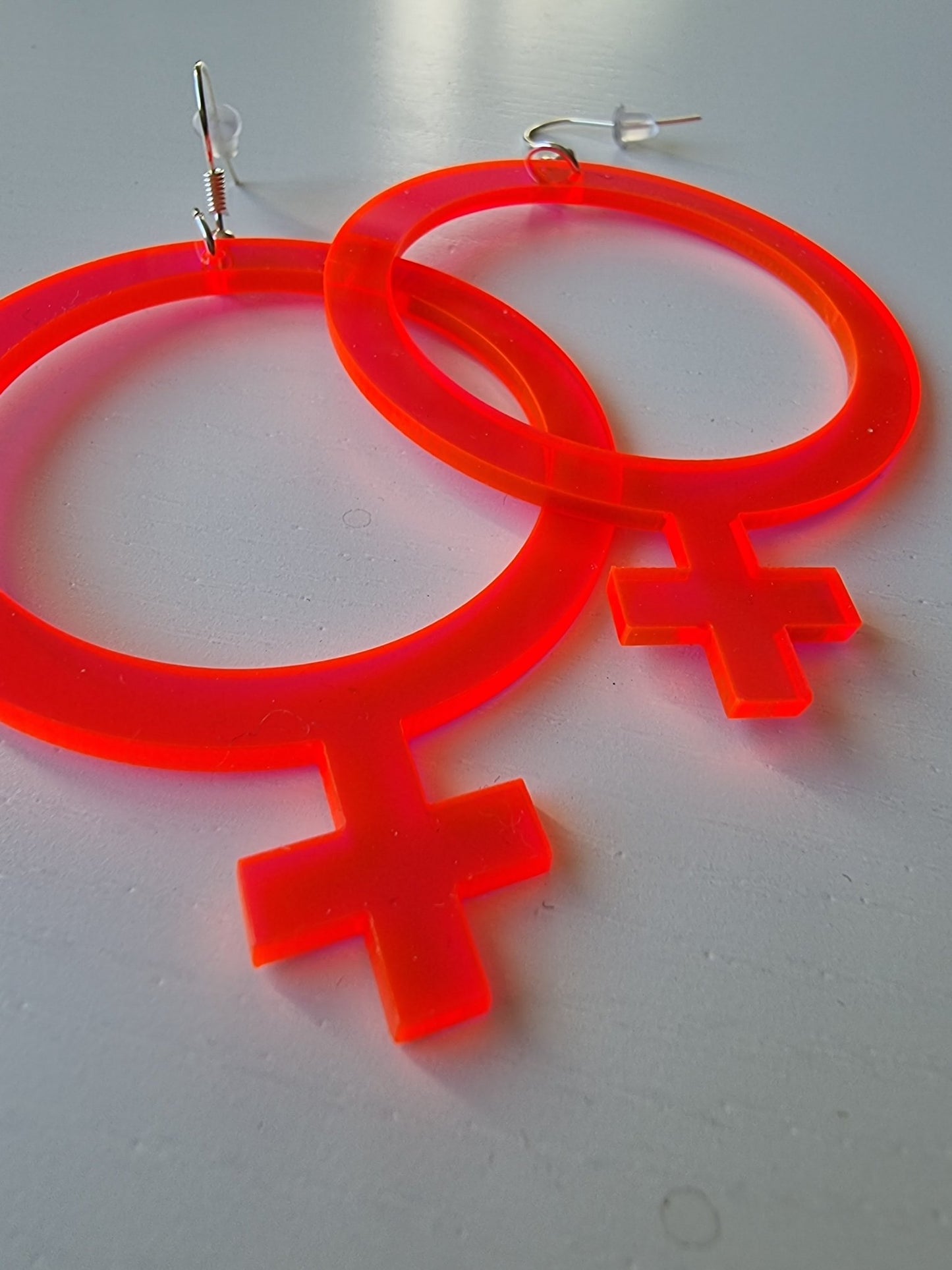 Örhängen feminist Rosa Neon - Rino Design Sthlm