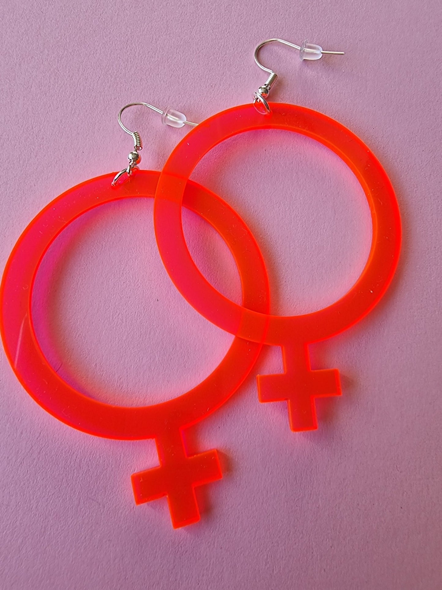 Örhängen feminist Rosa Neon - Rino Design Sthlm