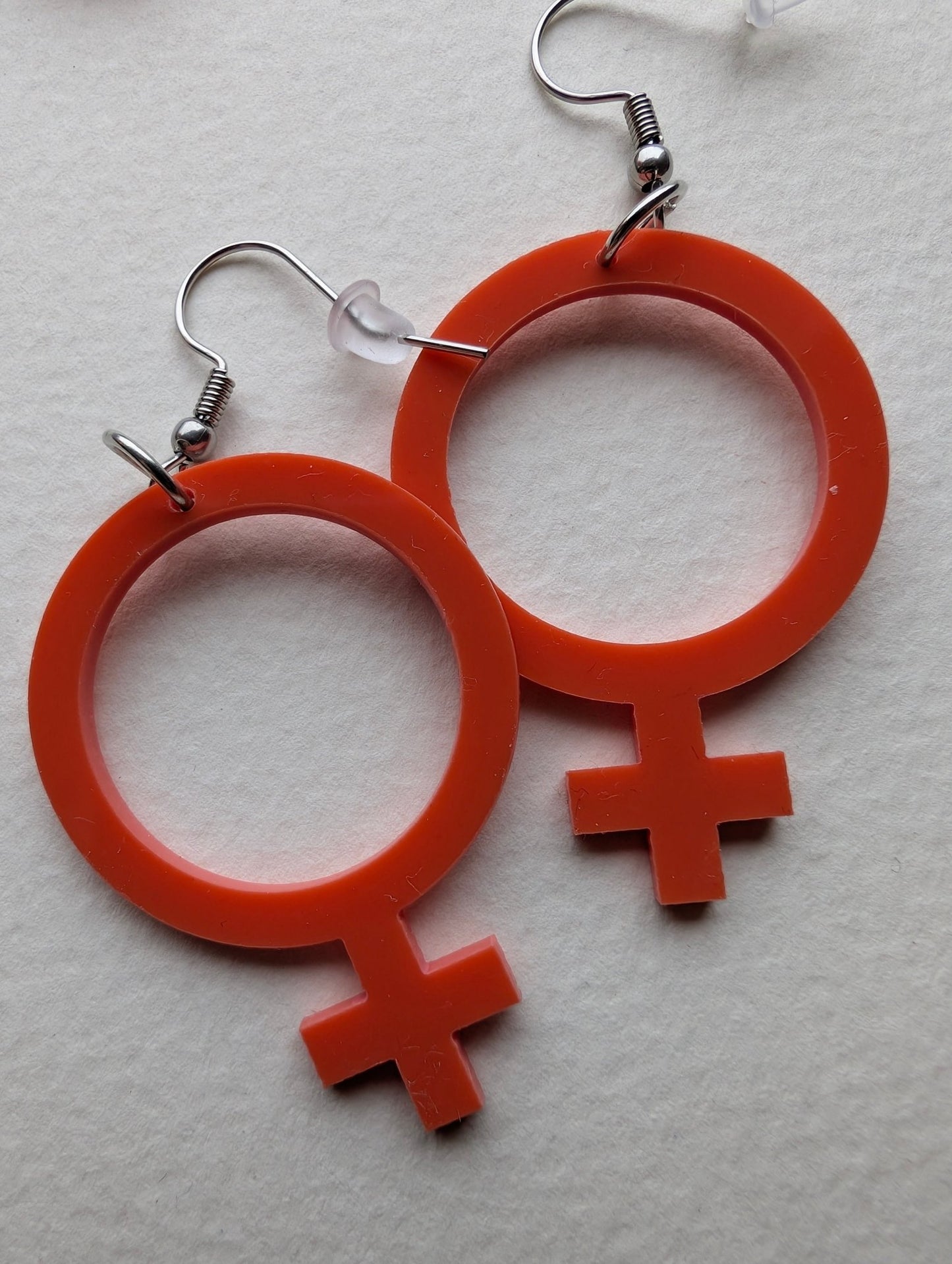 Örhängen feminist rost - Rino Design Sthlm