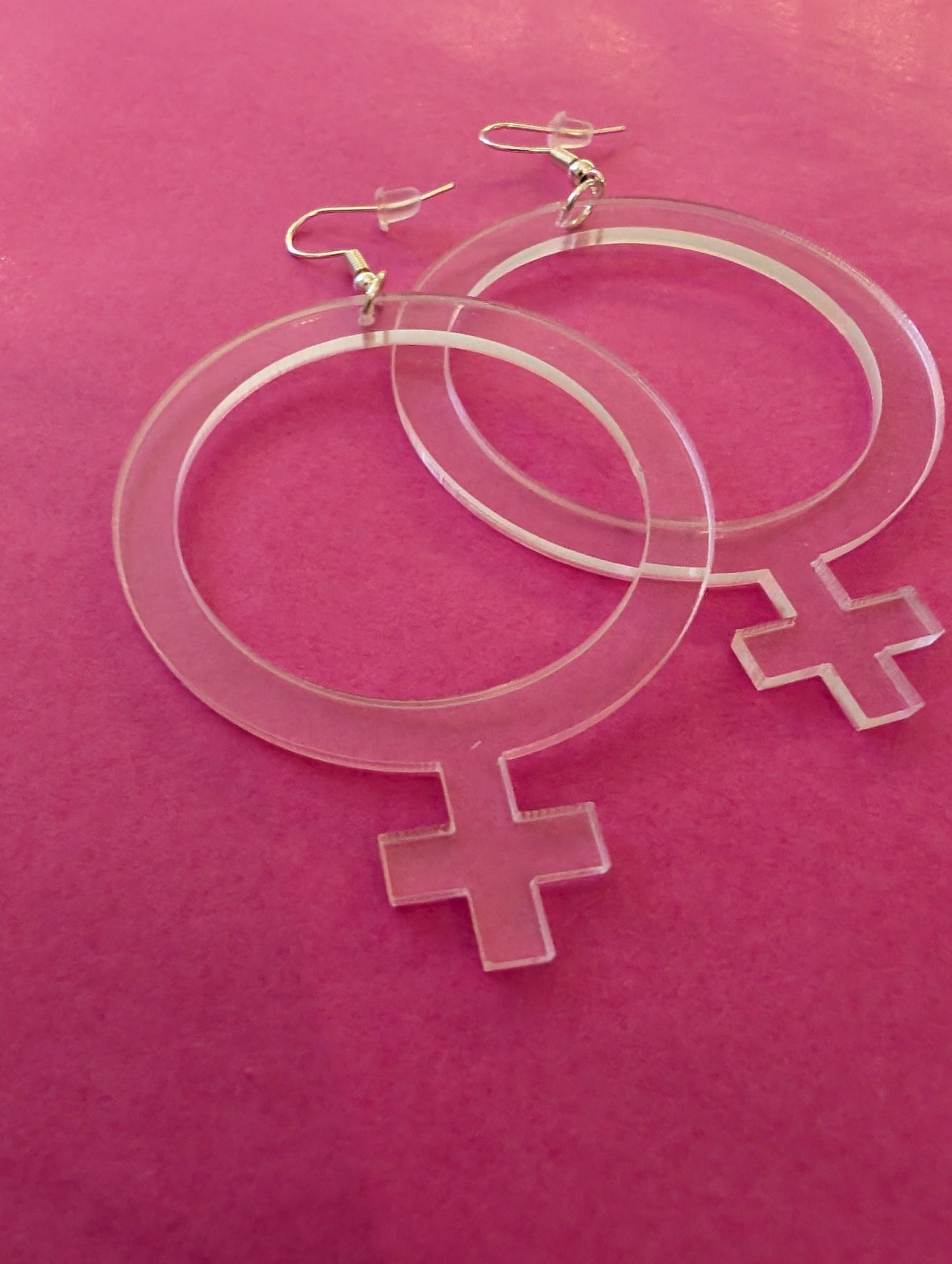 Örhängen feminist transparenta - Rino Design Sthlm
