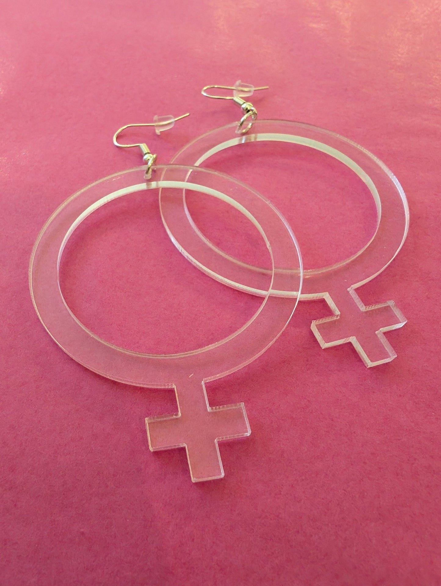 Örhängen feminist transparenta - Rino Design Sthlm