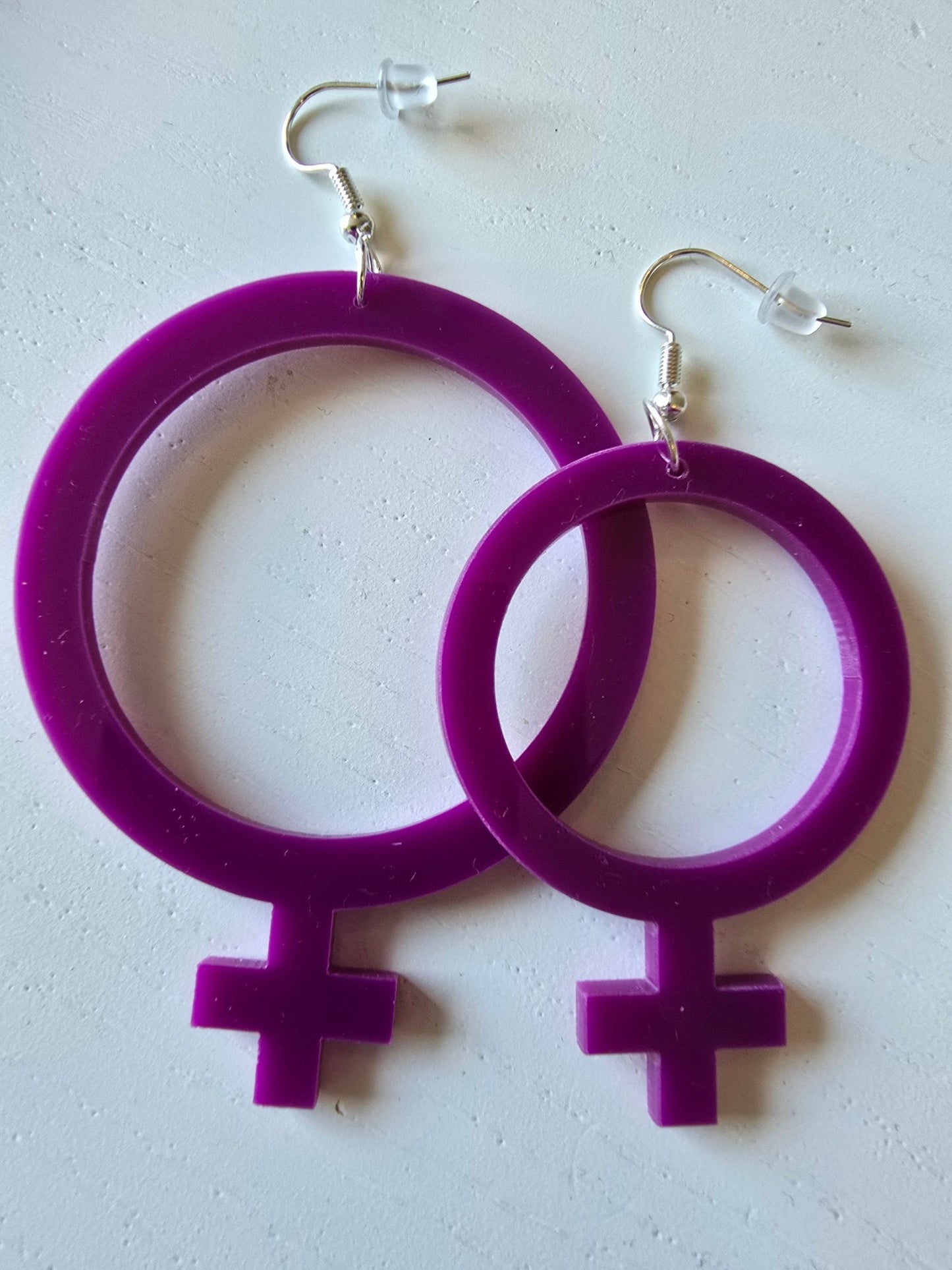 Örhängen feminist varm Lila - tre olika storlekar - Rino Design Sthlm