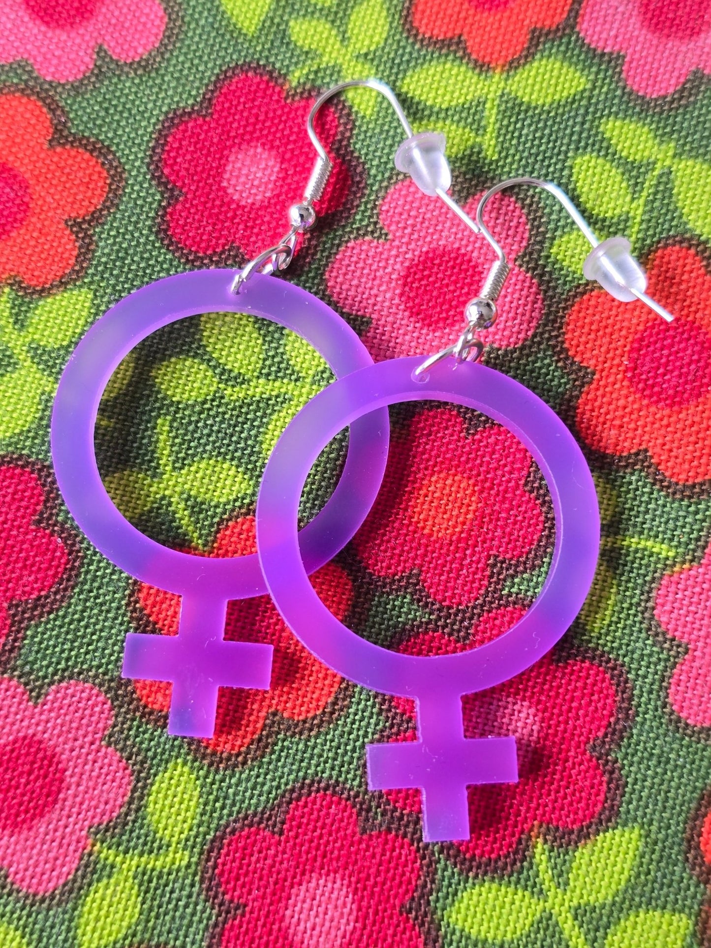 Örhängen feminist violett - i 3 storlekar - Rino Design Sthlm