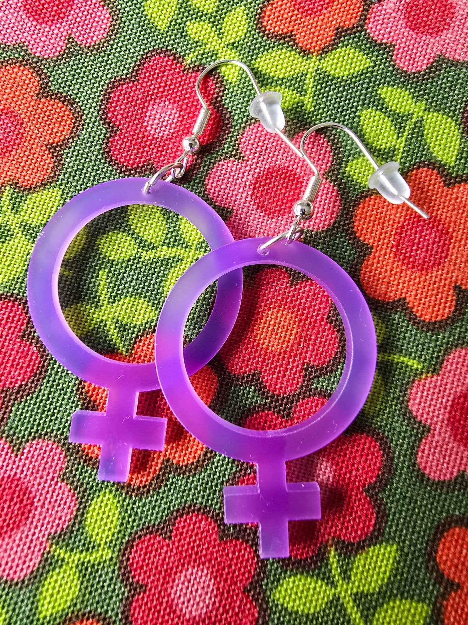 Örhängen Feminist violett i 3 storlekar | Rino Örhängen i Liten 4 cm från Rino Design Sthlm