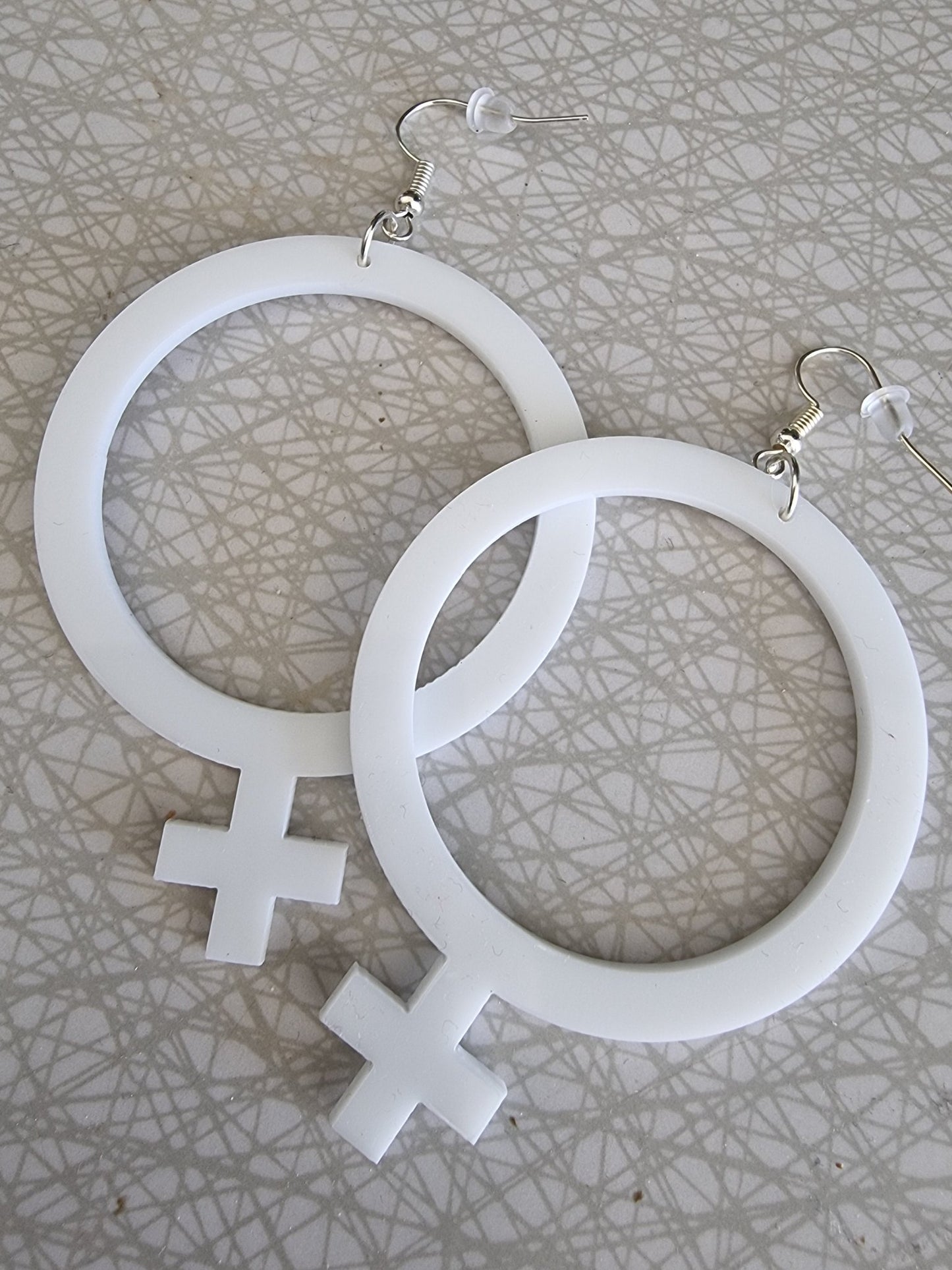 Örhängen feminist Vit - Rino Design Sthlm