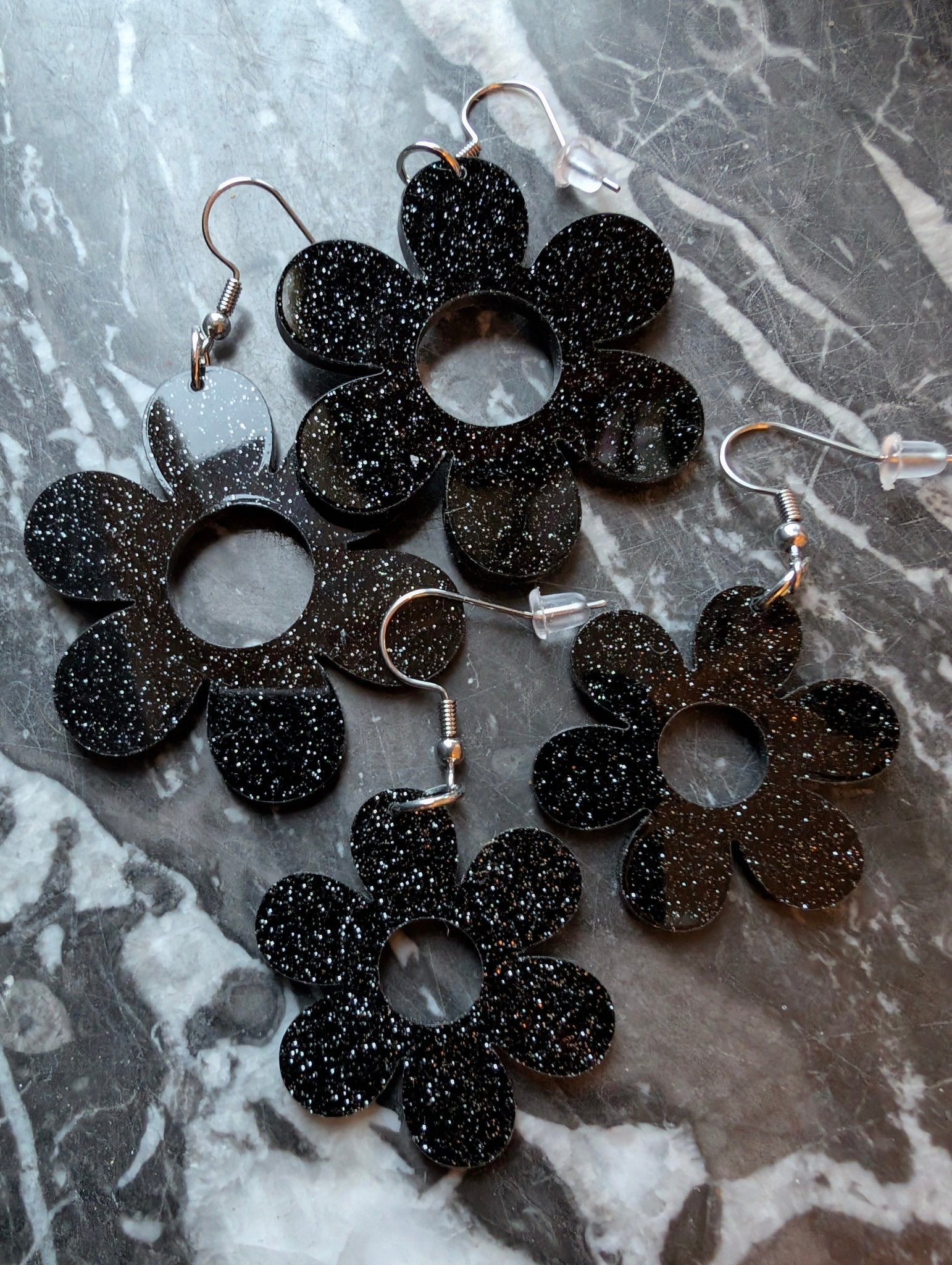 Örhängen Flower Power Svart glitter | Rino Örhängen i Mindre från Rino Design Sthlm