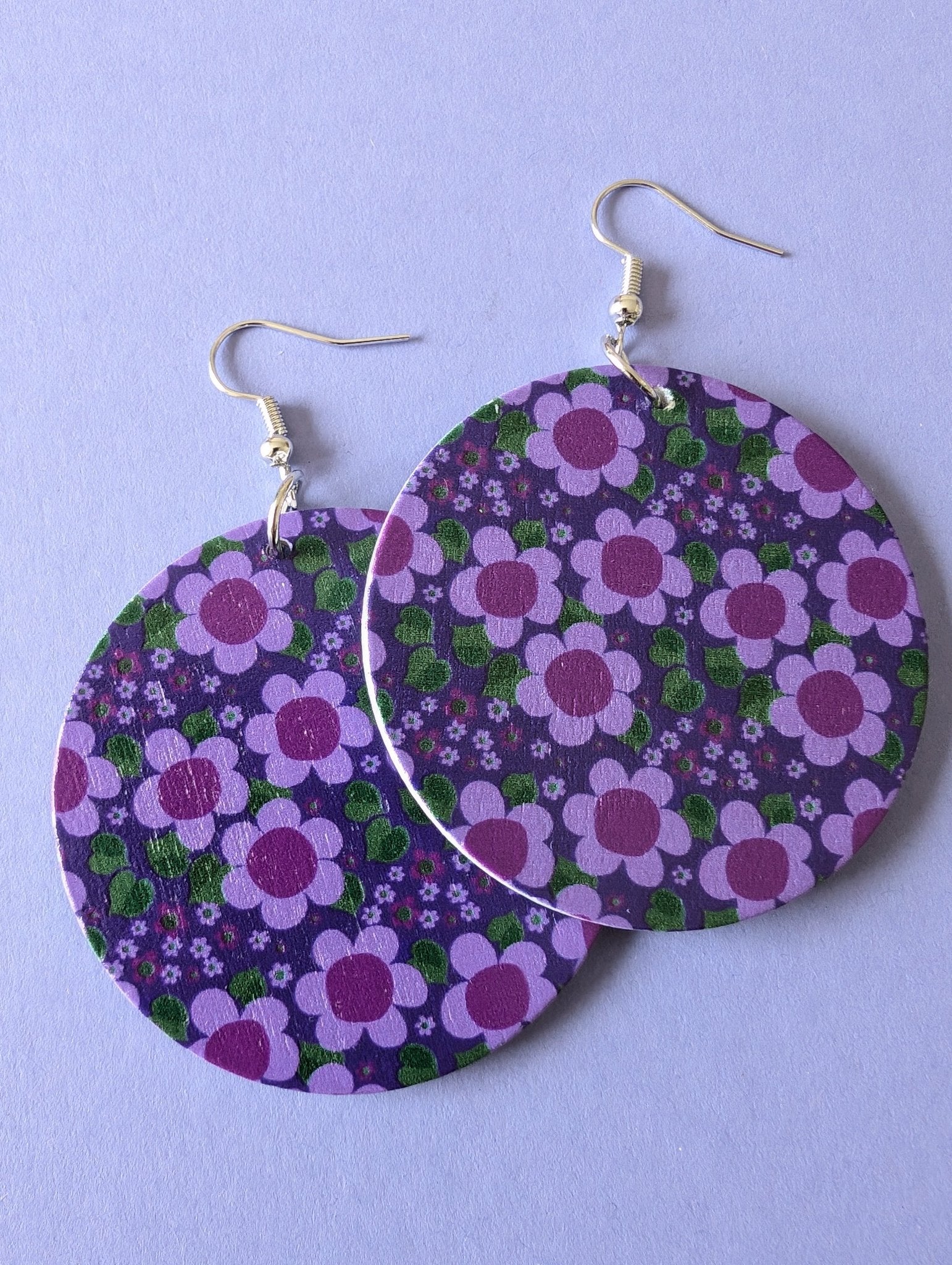 Örhängen Lila solblomma | Rino Örhängen i One size från Rino Design Sthlm