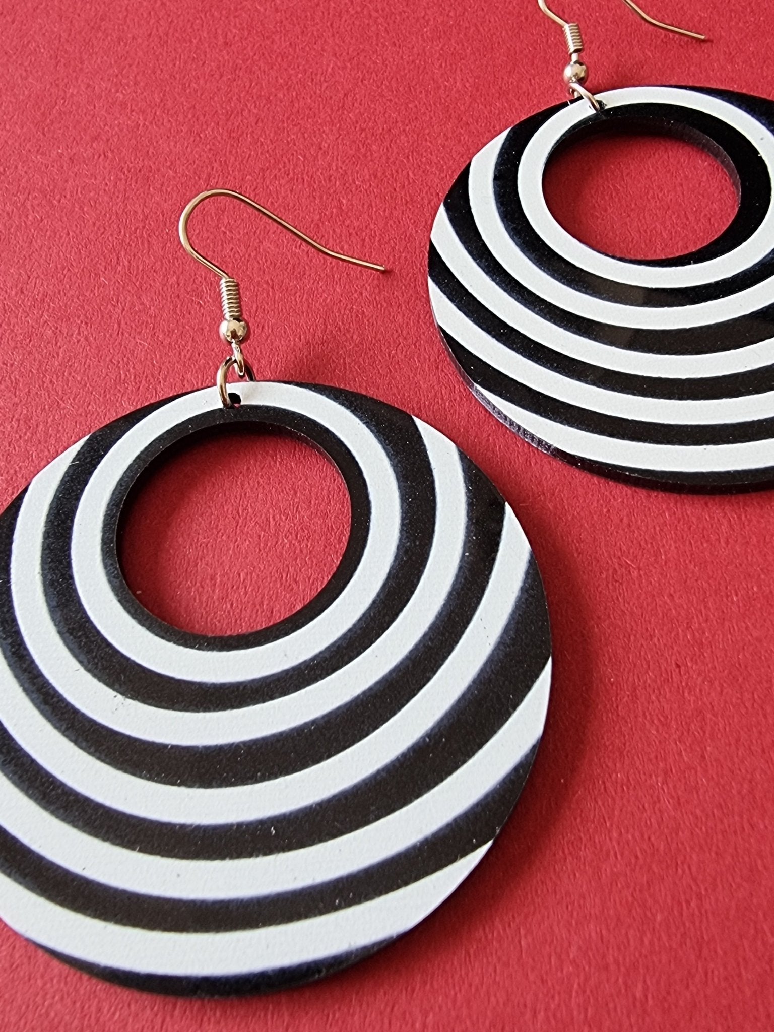 Örhängen svart/vit 60s | Rino Örhängen i One size från Rino Design Sthlm