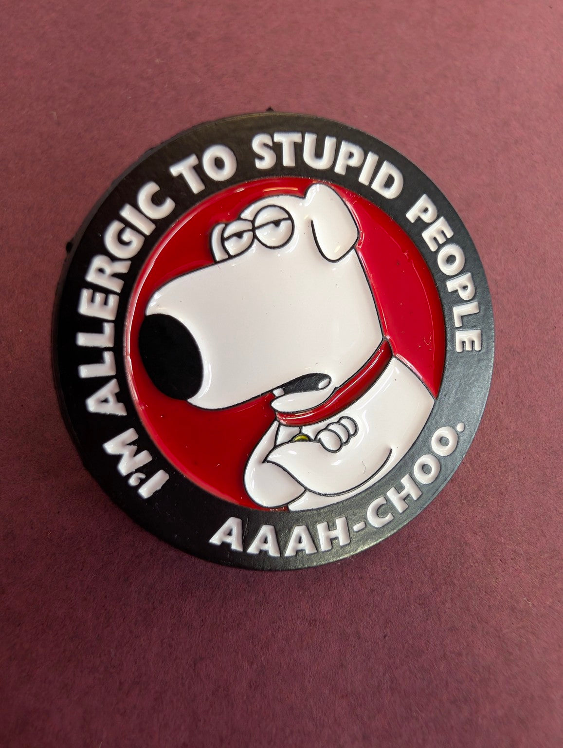 Pin med vit tecknad hund och texten I'm allergic to stupid people