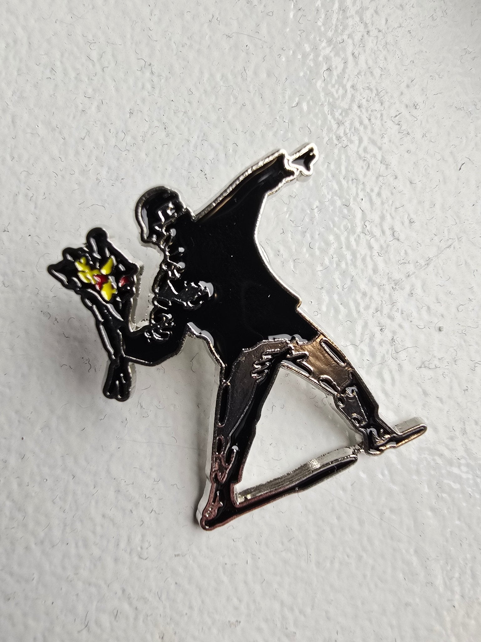 Pin Banksy Blomkastaren Pins i One size från Rino Design Sthlm