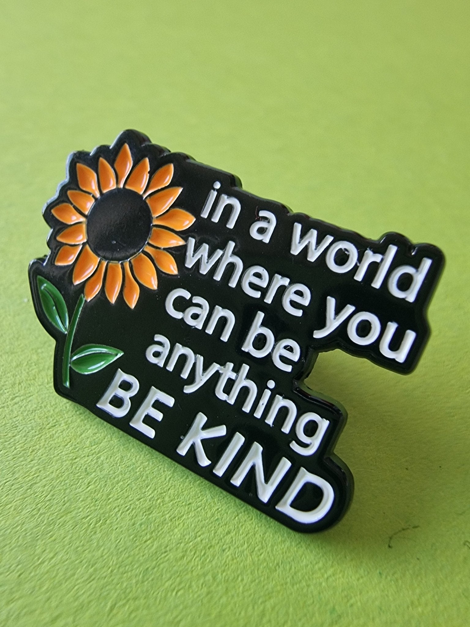 Pin Be kind Pins i One size från Rino Design Sthlm