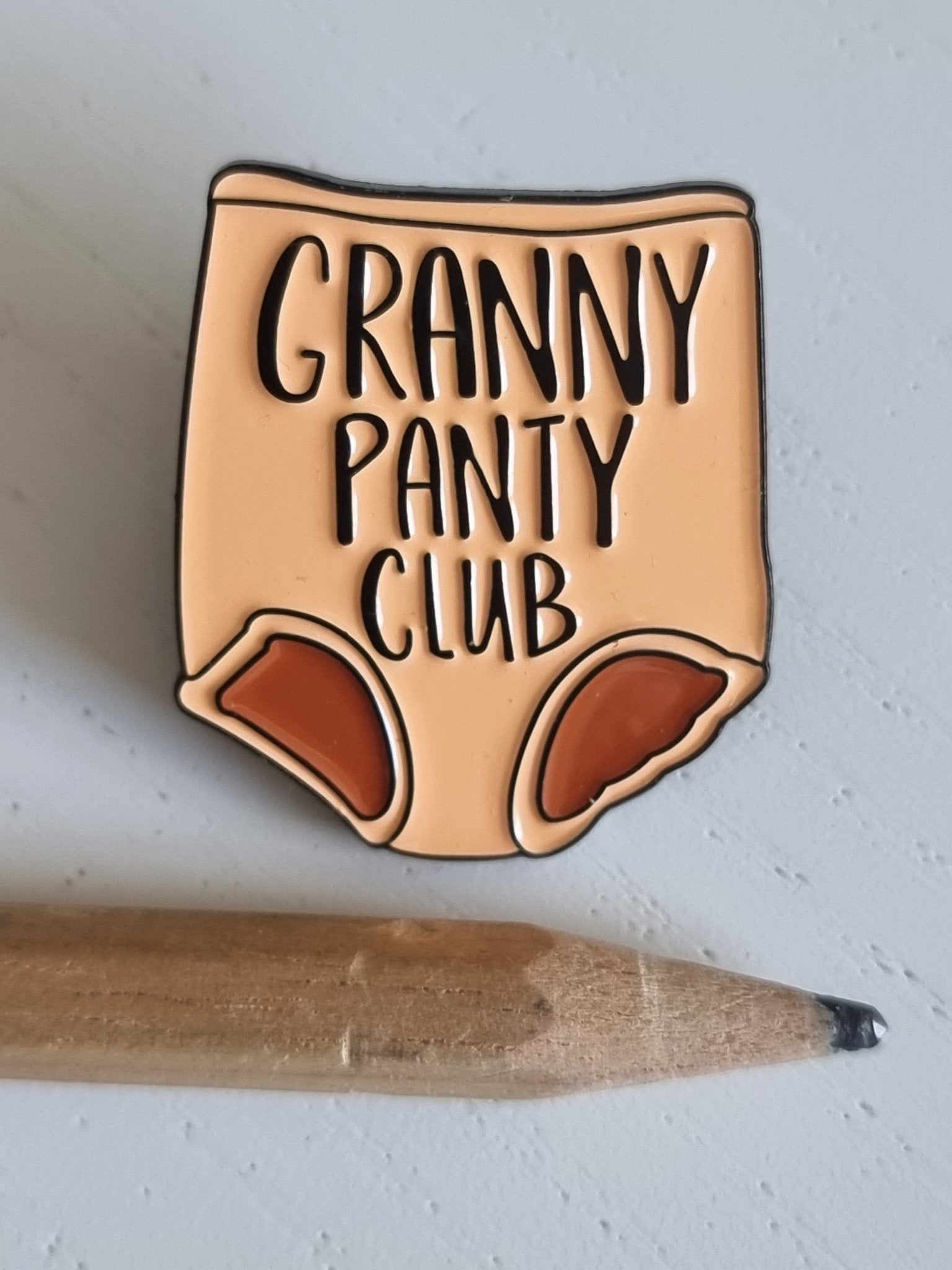 Pin Granny panty club Pins i One size från Rino Design Sthlm
