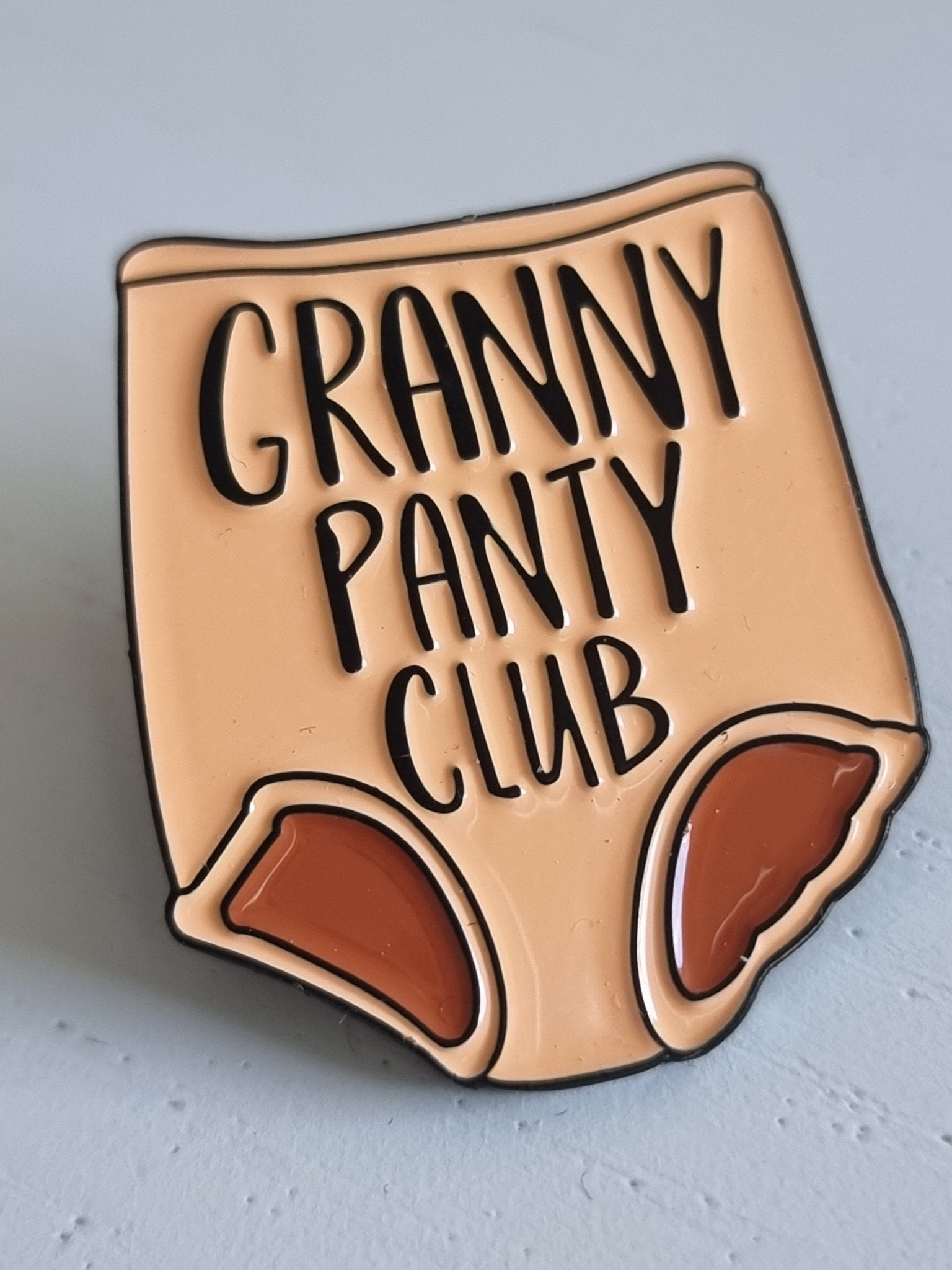 Pin Granny panty club Pins i One size från Rino Design Sthlm