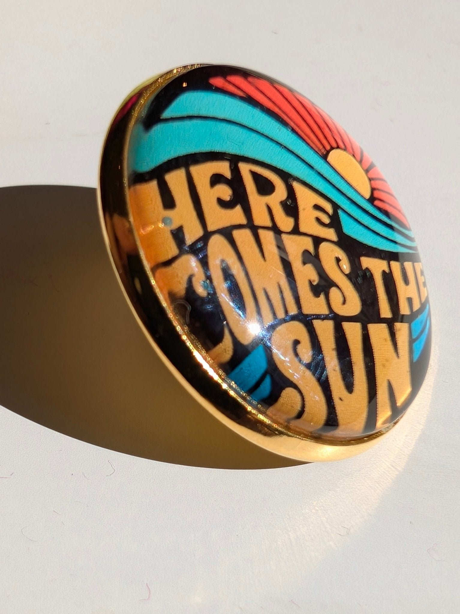 Pin "Here Comes the Sun" Pins i One size från Rino Design Sthlm