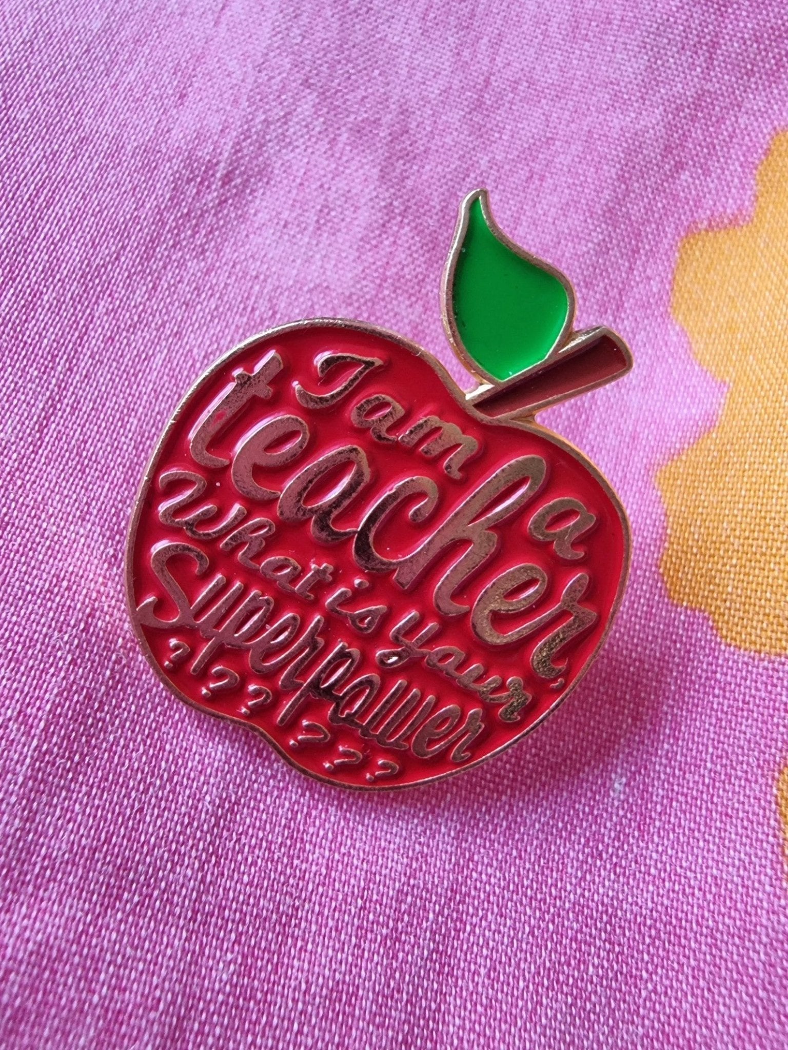 Pin Lärare / teacher Pins i Rosa från Rino Design Sthlm