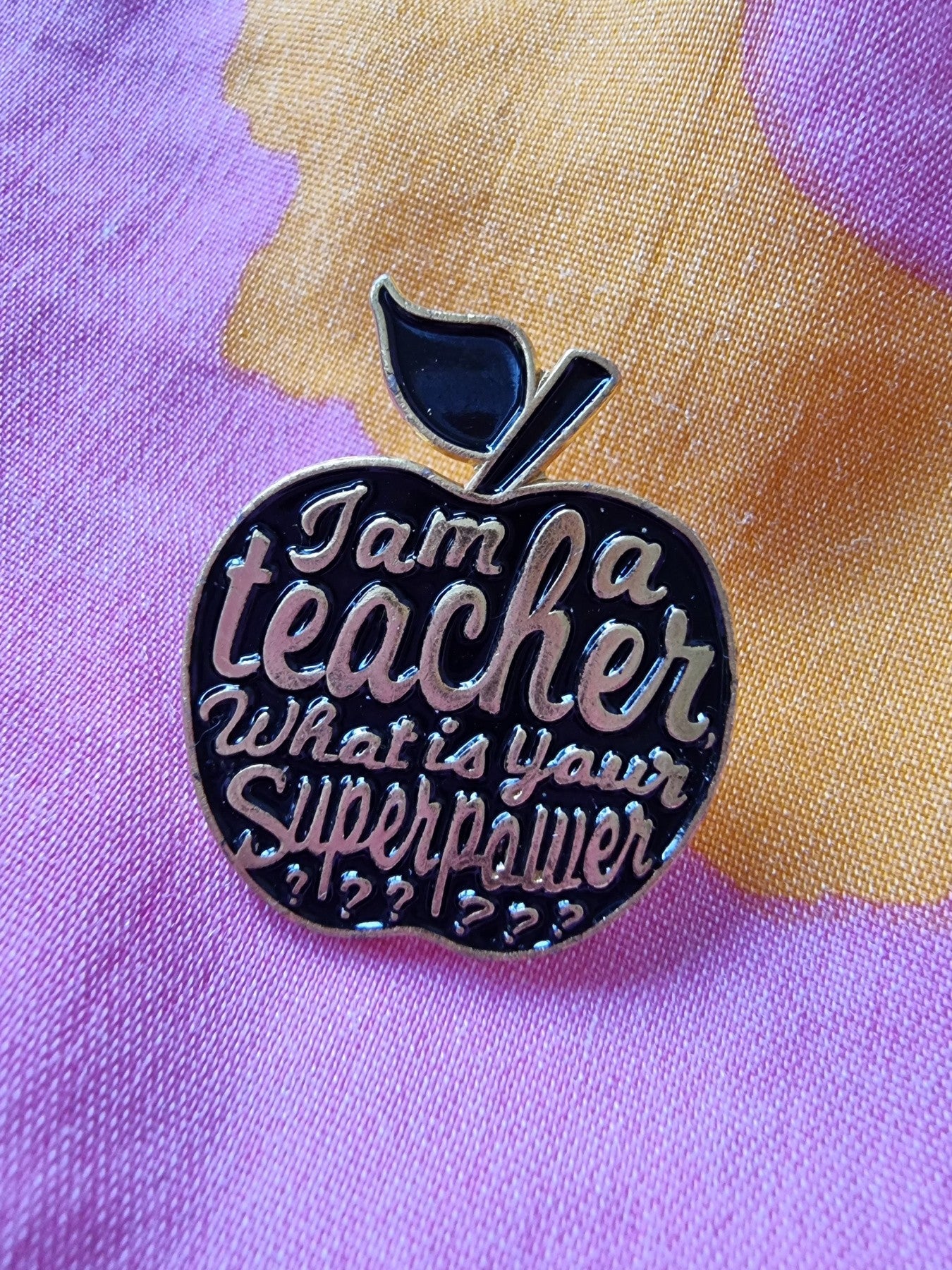 Pin Lärare / teacher Pins i Rosa från Rino Design Sthlm