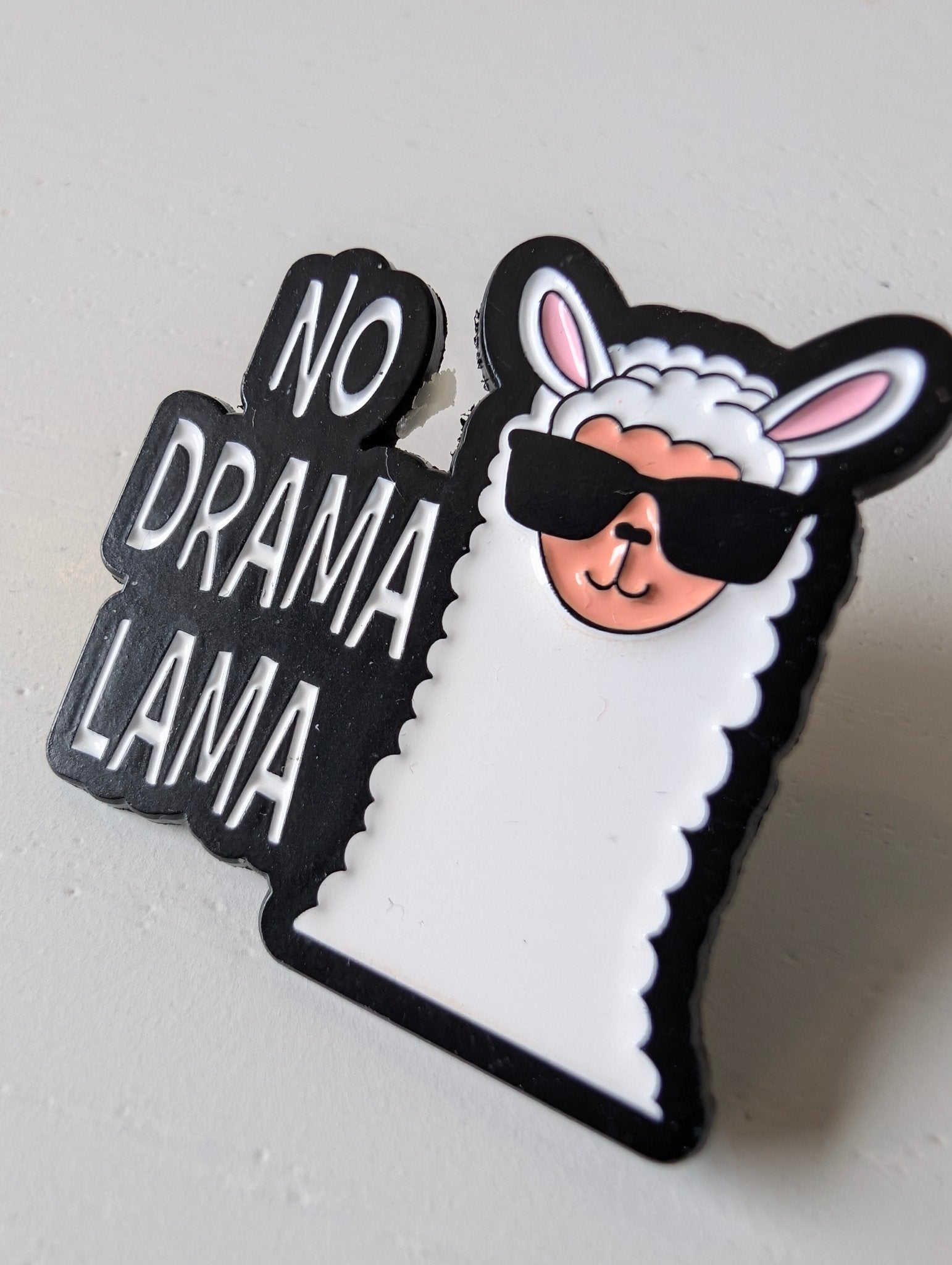 Pin No Drama Lama Pins i One size från Rino Design Sthlm