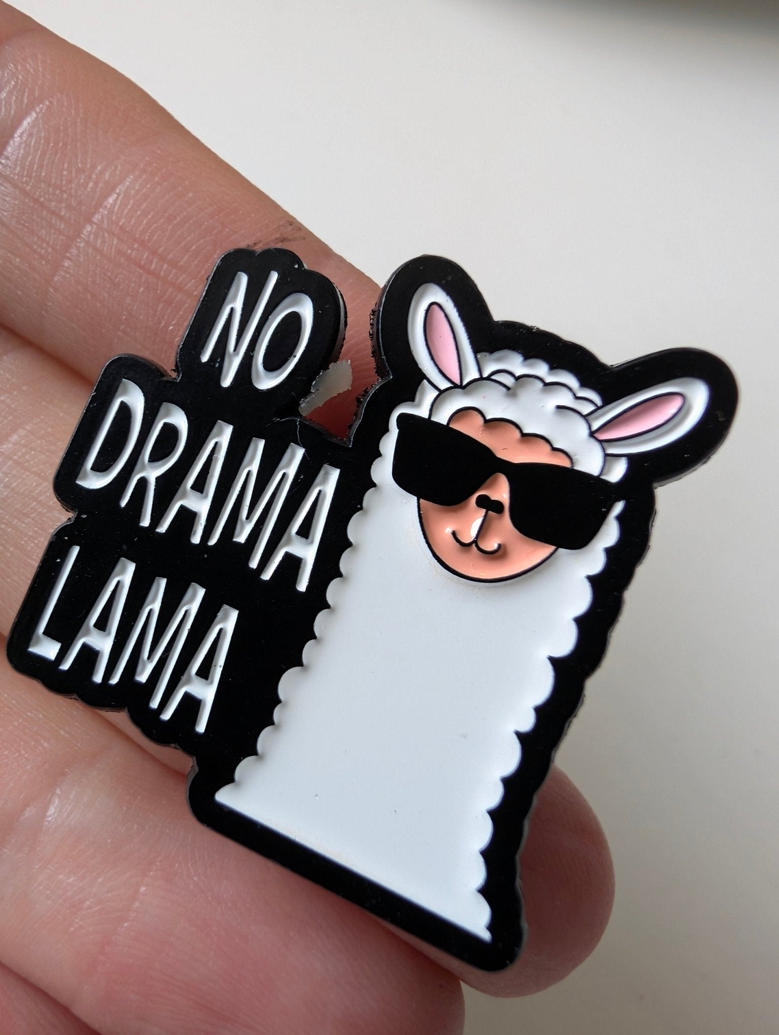 Pin No Drama Lama Pins i One size från Rino Design Sthlm