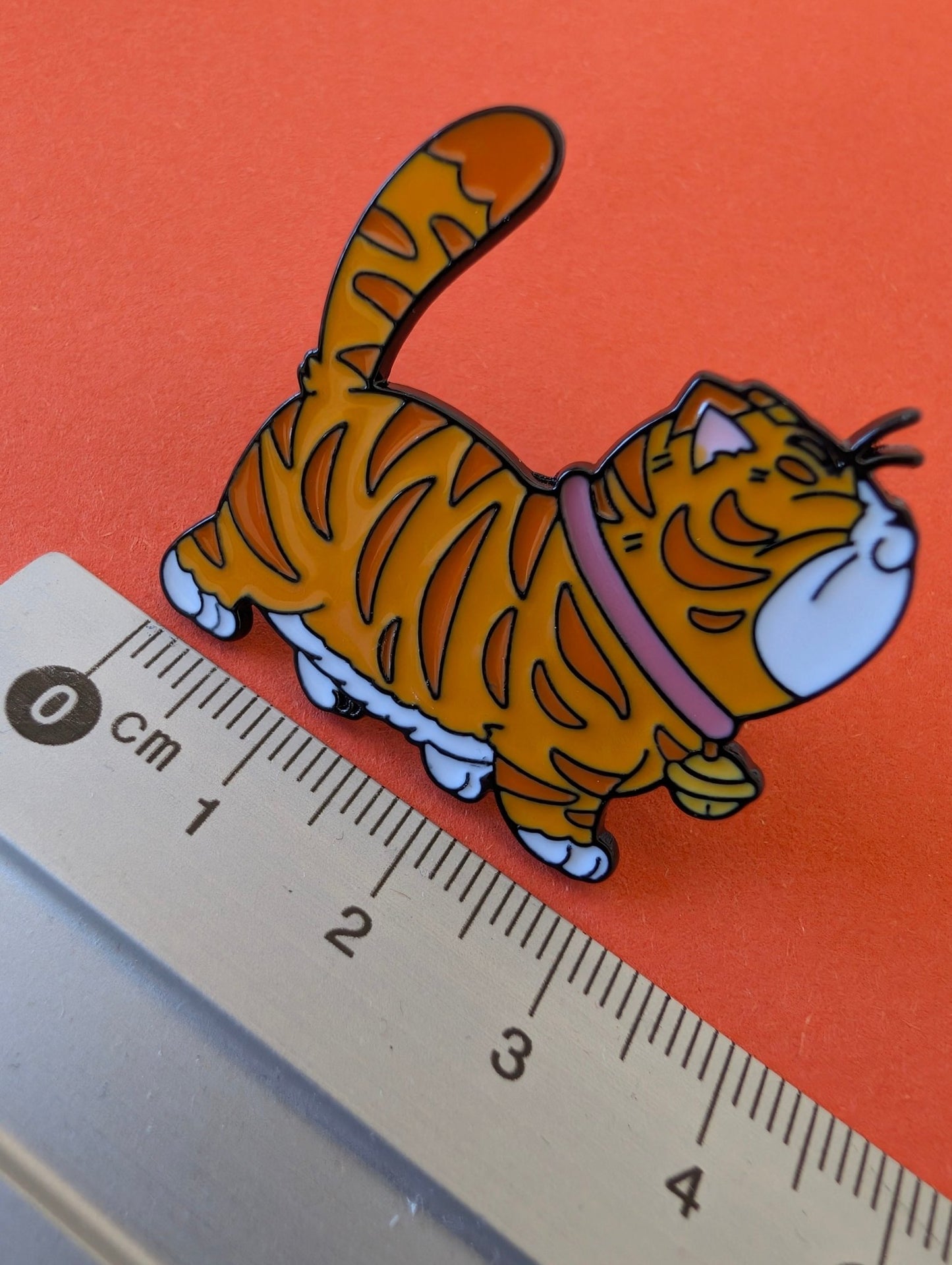 Pin orangerandig Katt - Rino Design Sthlm