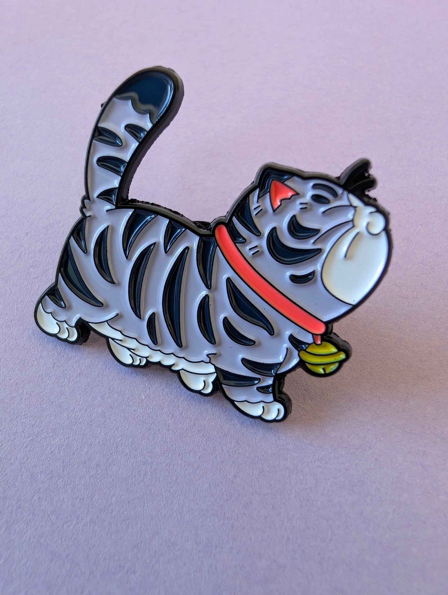 Pin randig Katt - Rino Design Sthlm