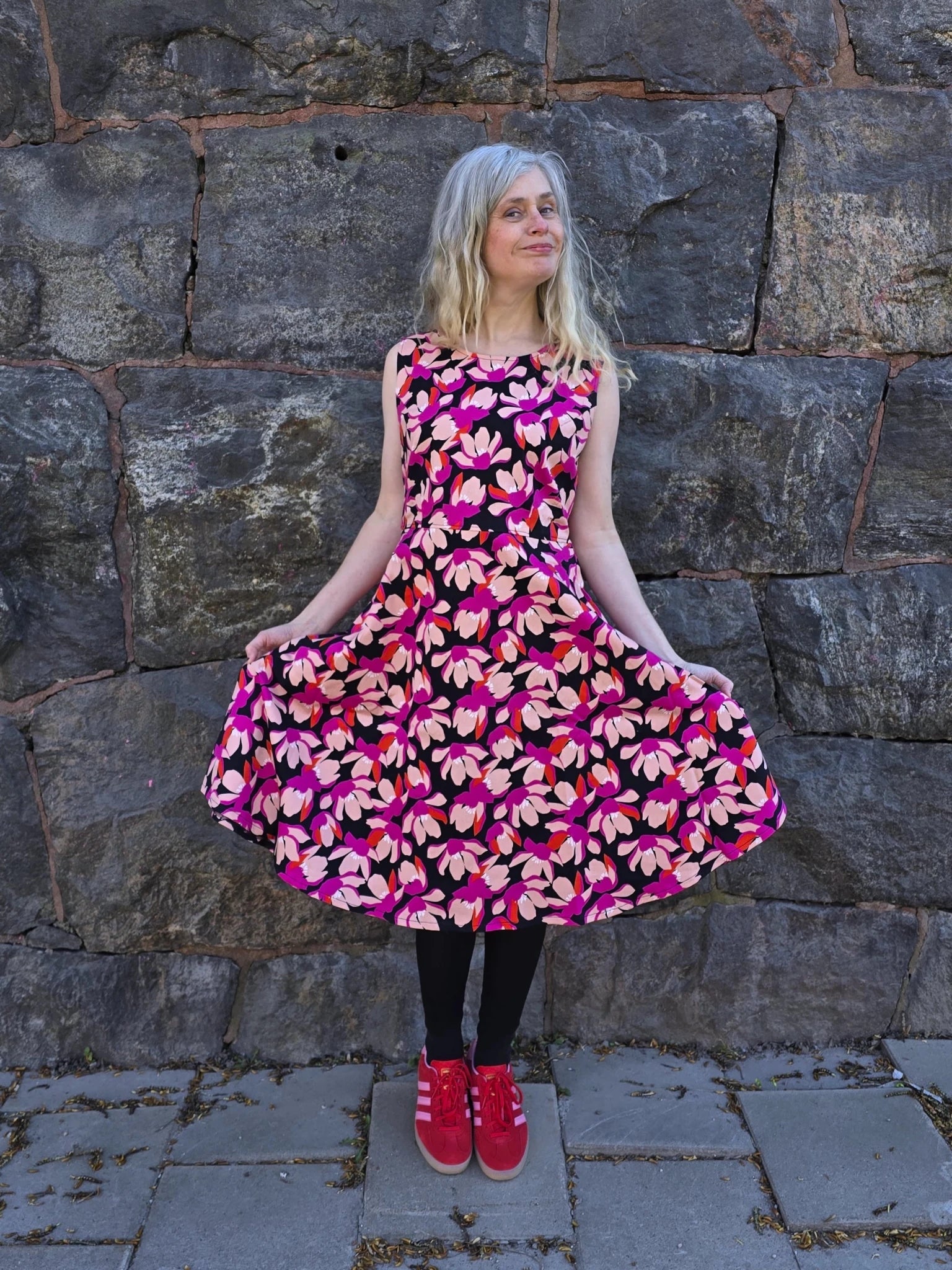 Pionklänning Blomster SvartCerise | Rino Klänning i S från Rino Design Sthlm