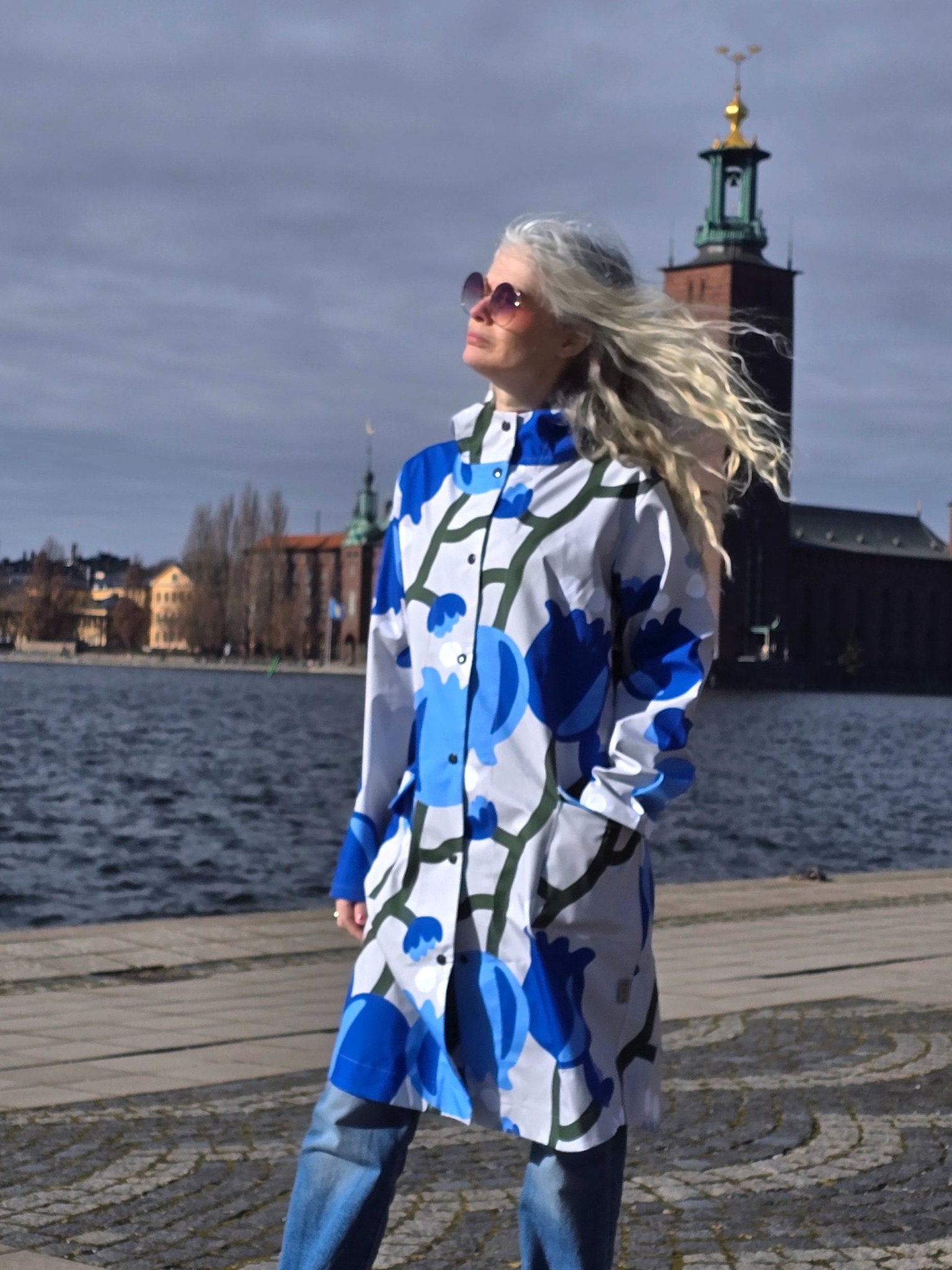 Regnkappa Mönstrad Blå Tulpan | Rino Regnkappa i S/M från Rino Design Sthlm