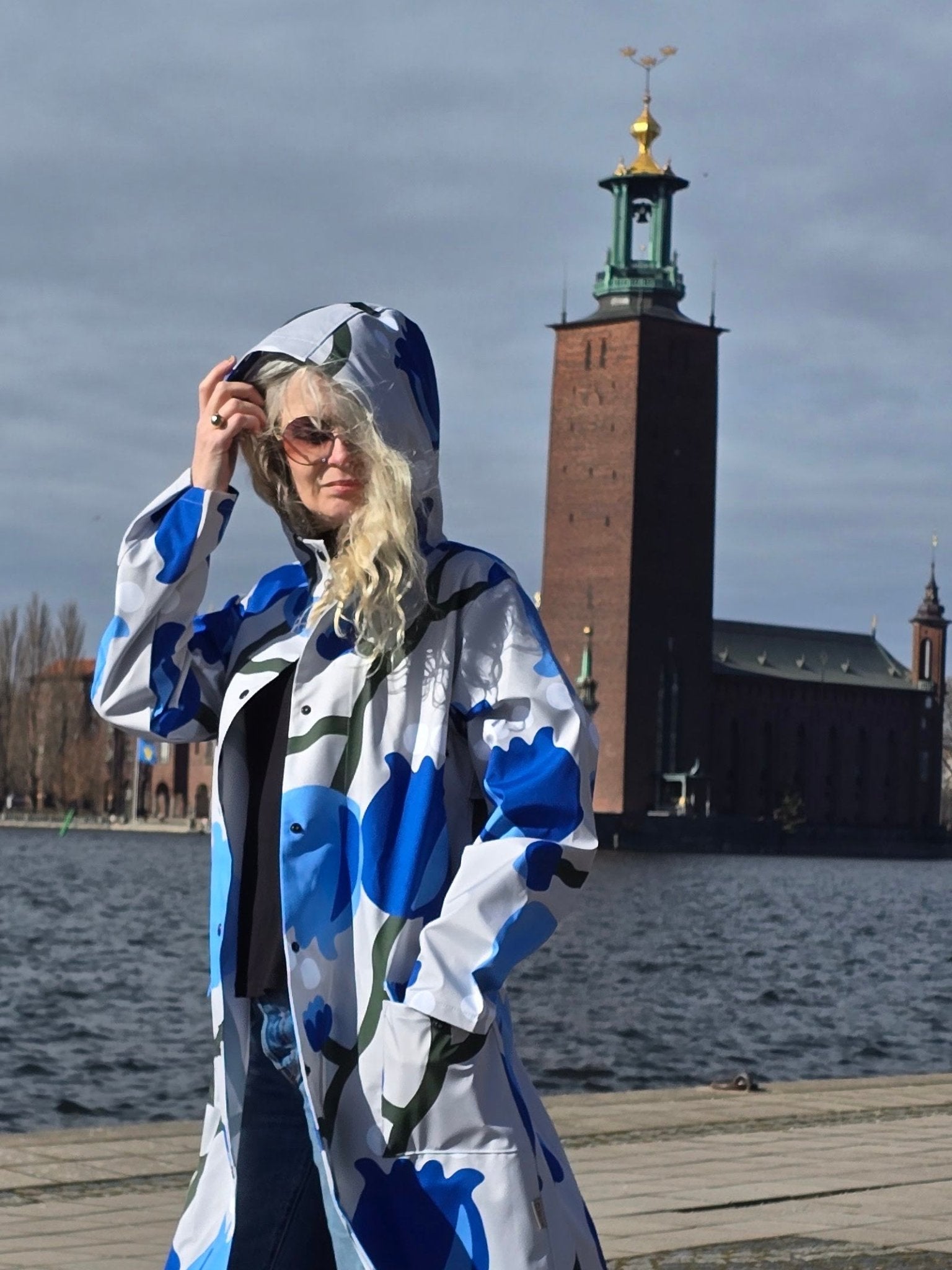 Regnkappa Mönstrad Blå Tulpan | Rino Regnkappa i S/M från Rino Design Sthlm