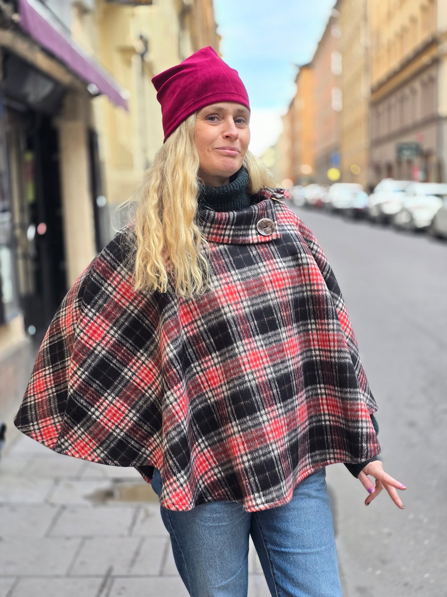Poncho ull svart/röd rutig