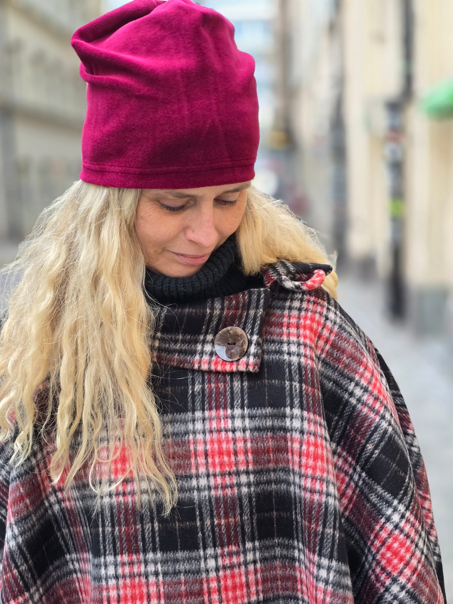 Poncho ull svart/röd rutig