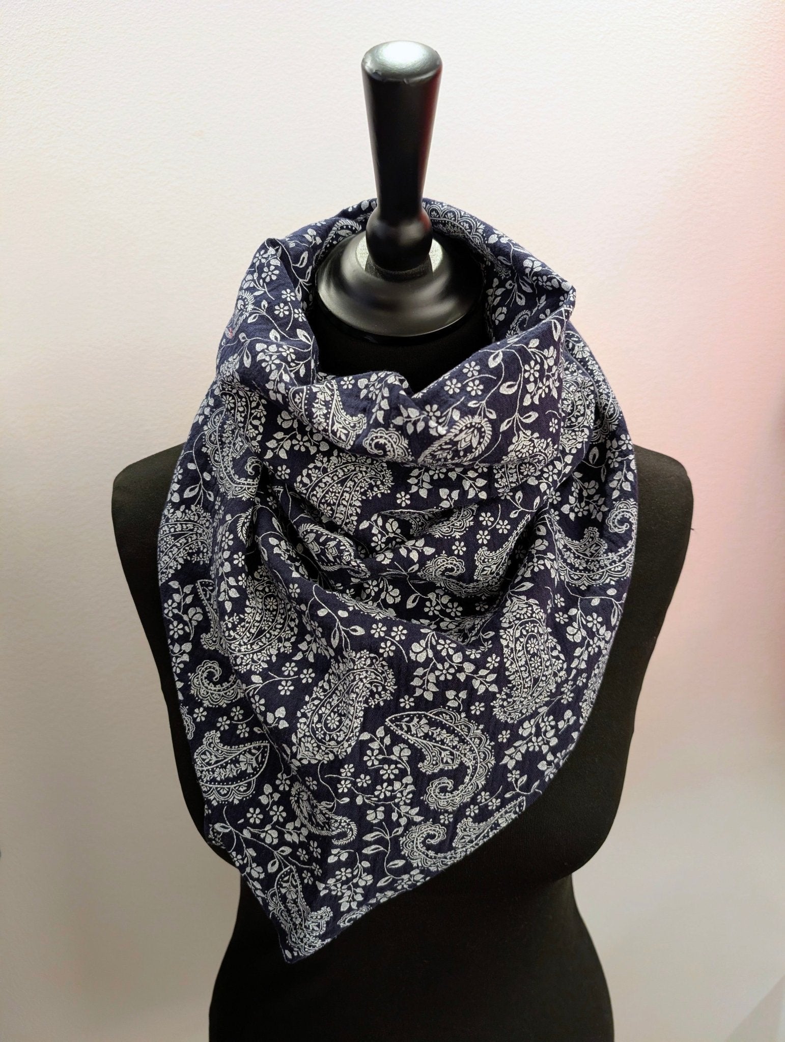 Sjal trekant muslin blåmönstrad stor | Rino Sjal i One size från Rino Design Sthlm