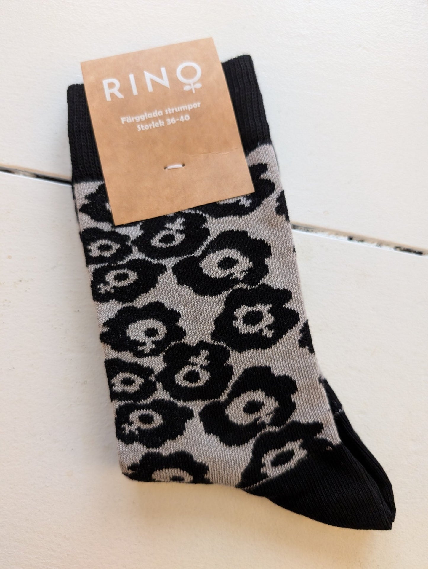 Strumpor Feminist grå/svart - Rino Design Sthlm