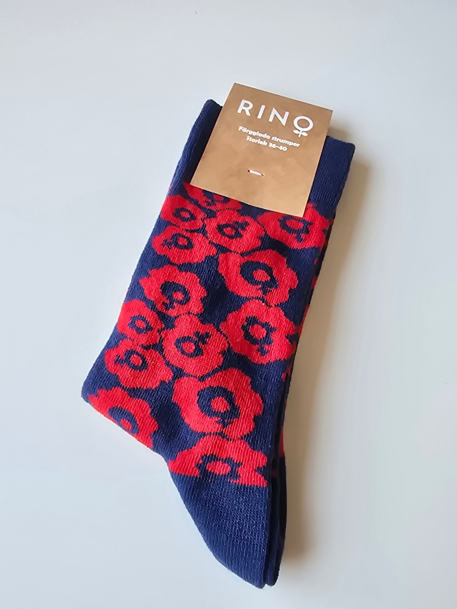 Strumpor Feminist röd/blå | Rino Standard product i One size från Rino Design Sthlm
