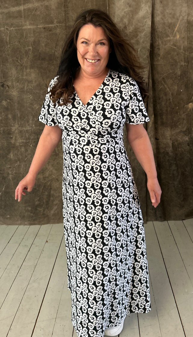 Svart/Vit Långklänning Feminist - Rino Design Sthlm